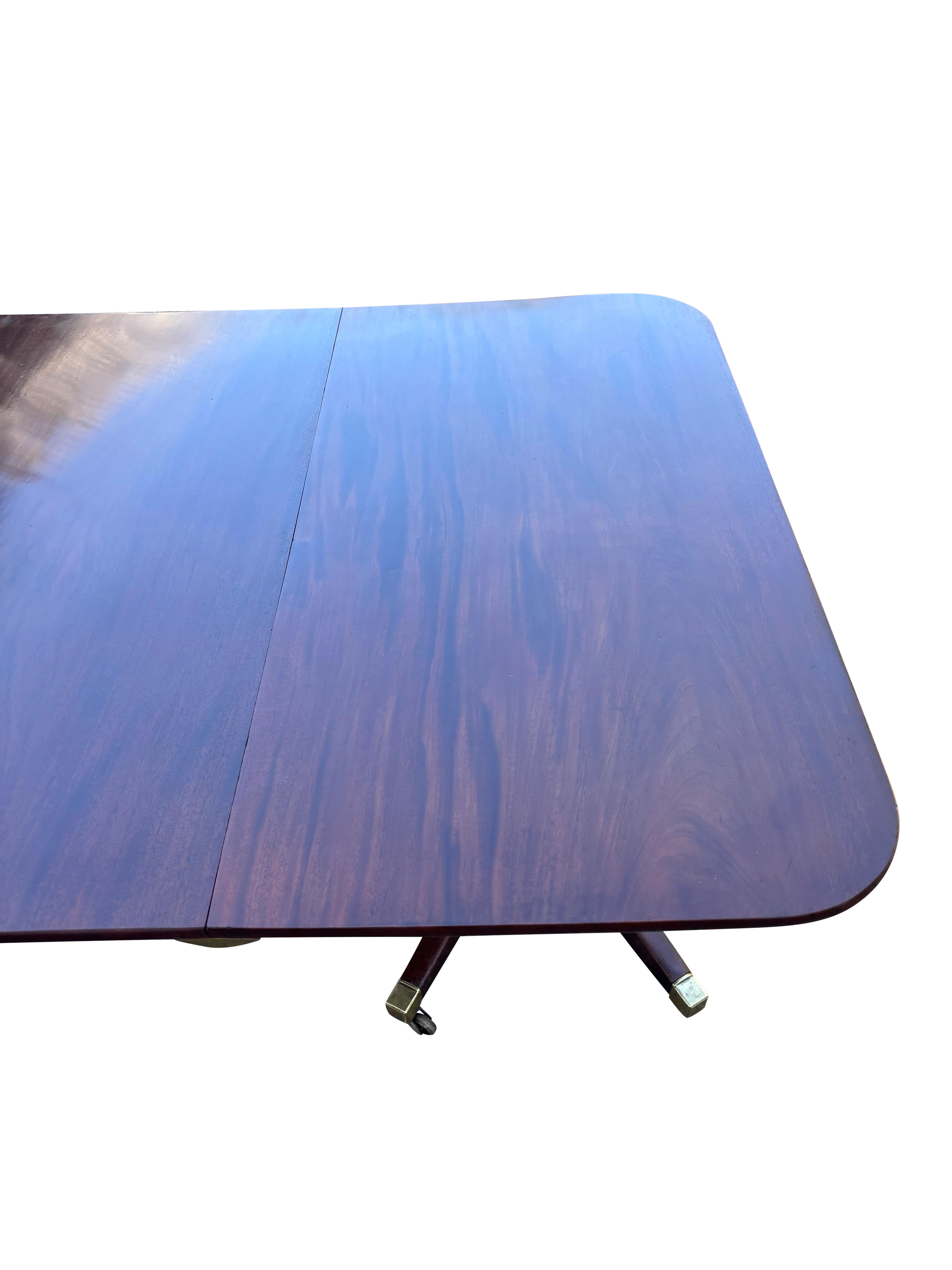 Table de salle à manger Regency en acajou à trois pieds en vente 7