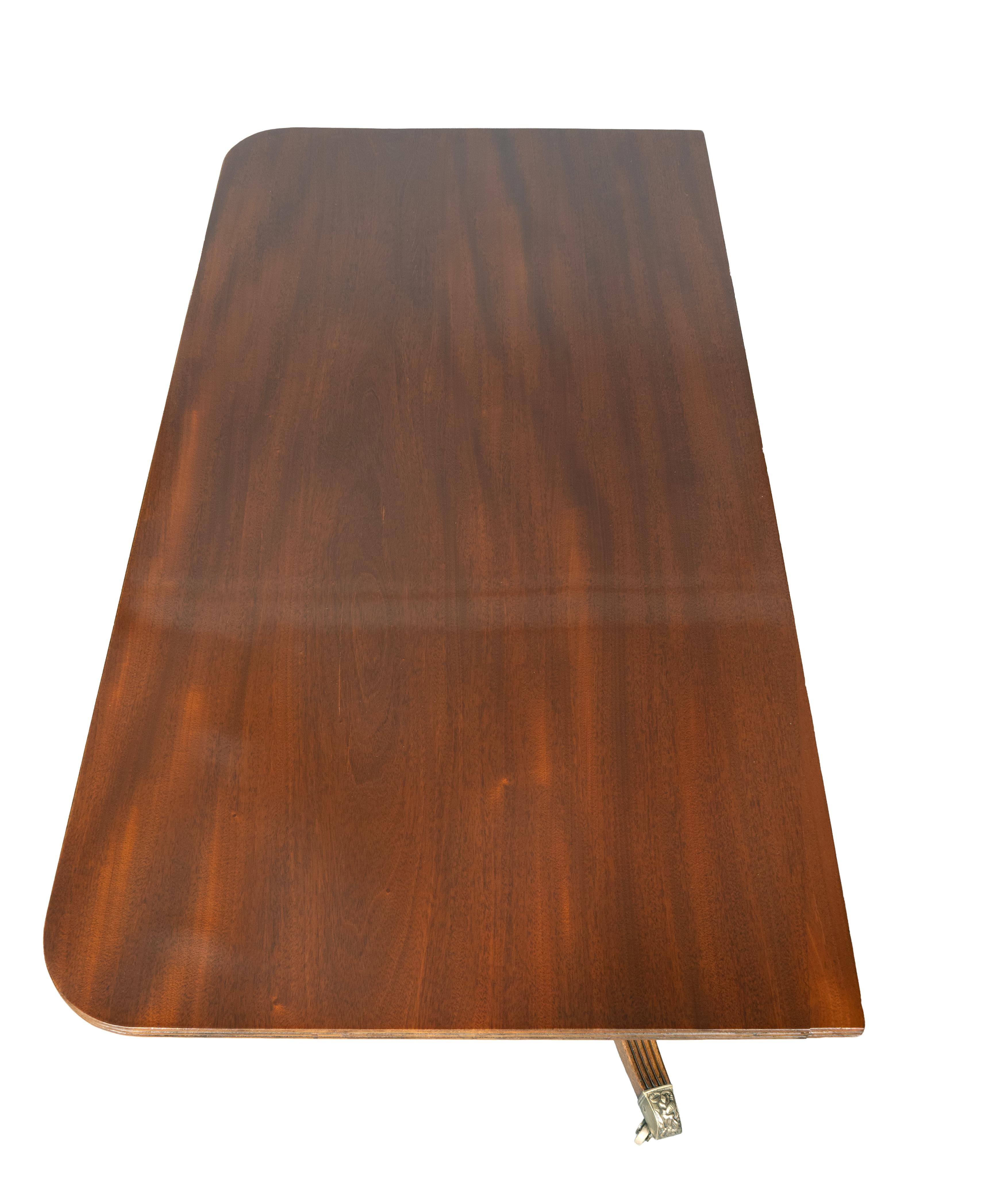 Table de salle à manger Regency en acajou �à trois pieds 7