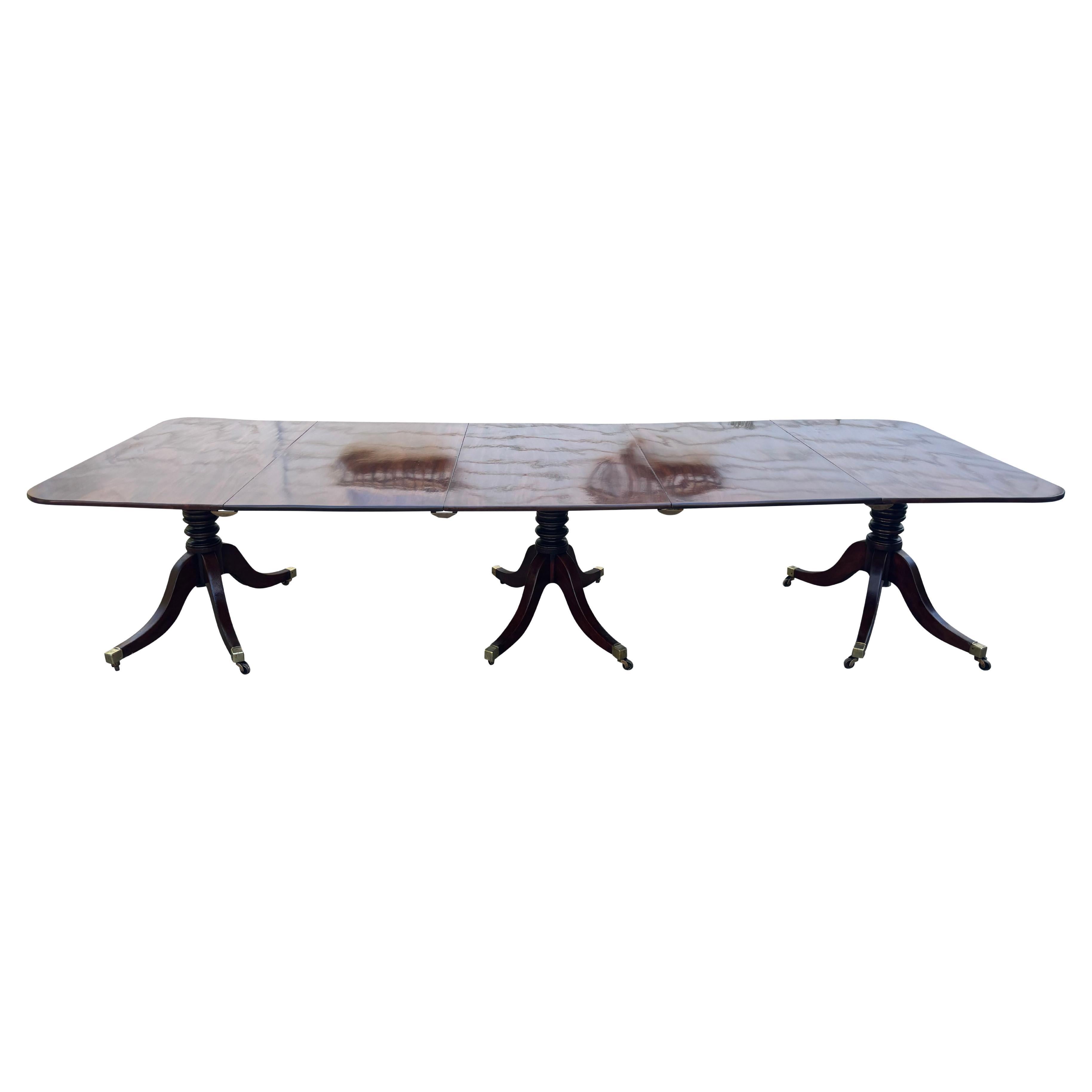 Plateau rectangulaire avec trois piédestaux avec plateau et deux feuilles supplémentaires. Tout s'écroule. En acajou massif, nouvellement poli à la française, à bord légèrement arrondi, reposant sur des socles à supports tournés, chacun à quatre