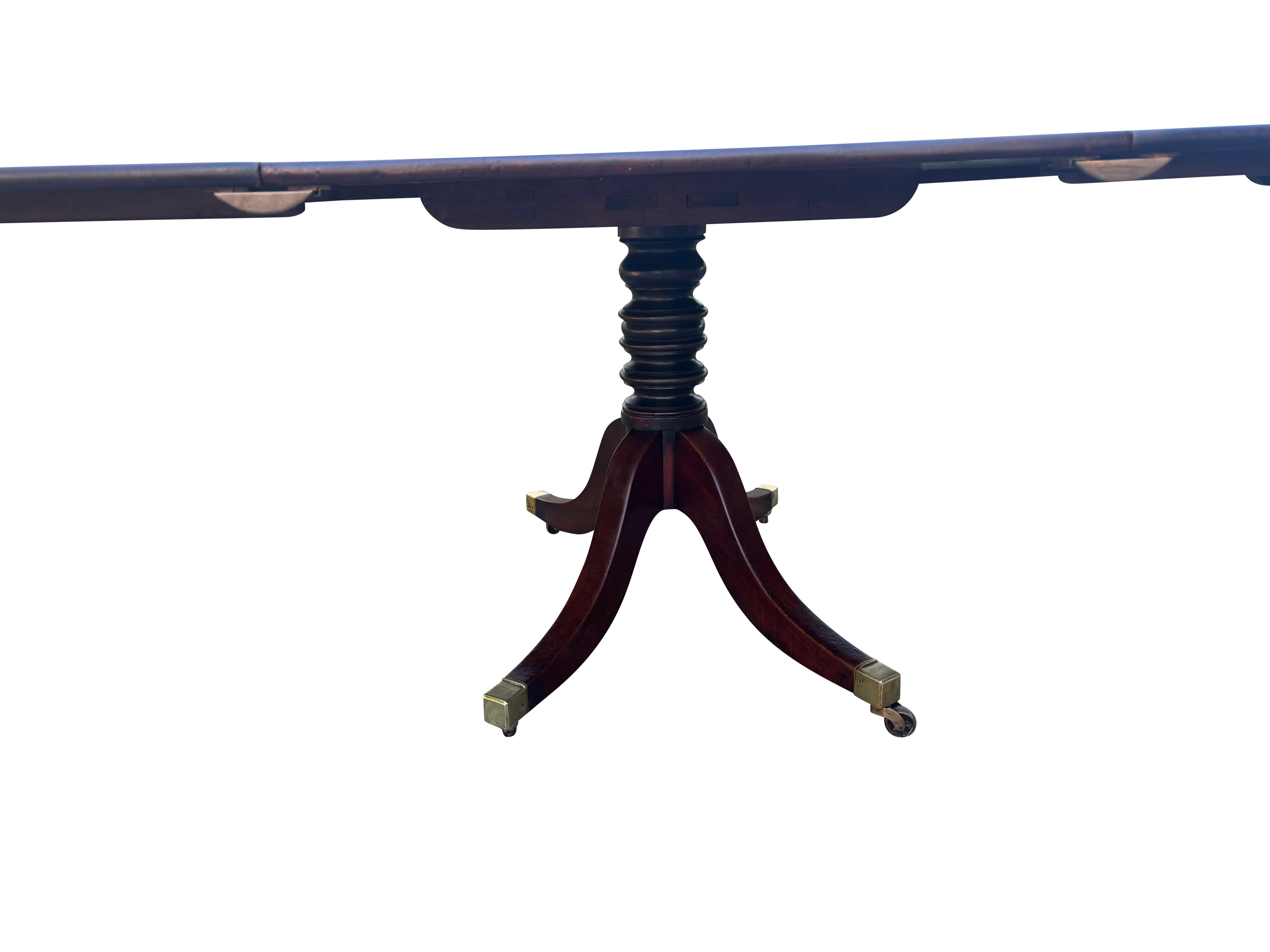 Anglais Table de salle à manger Regency en acajou à trois pieds en vente