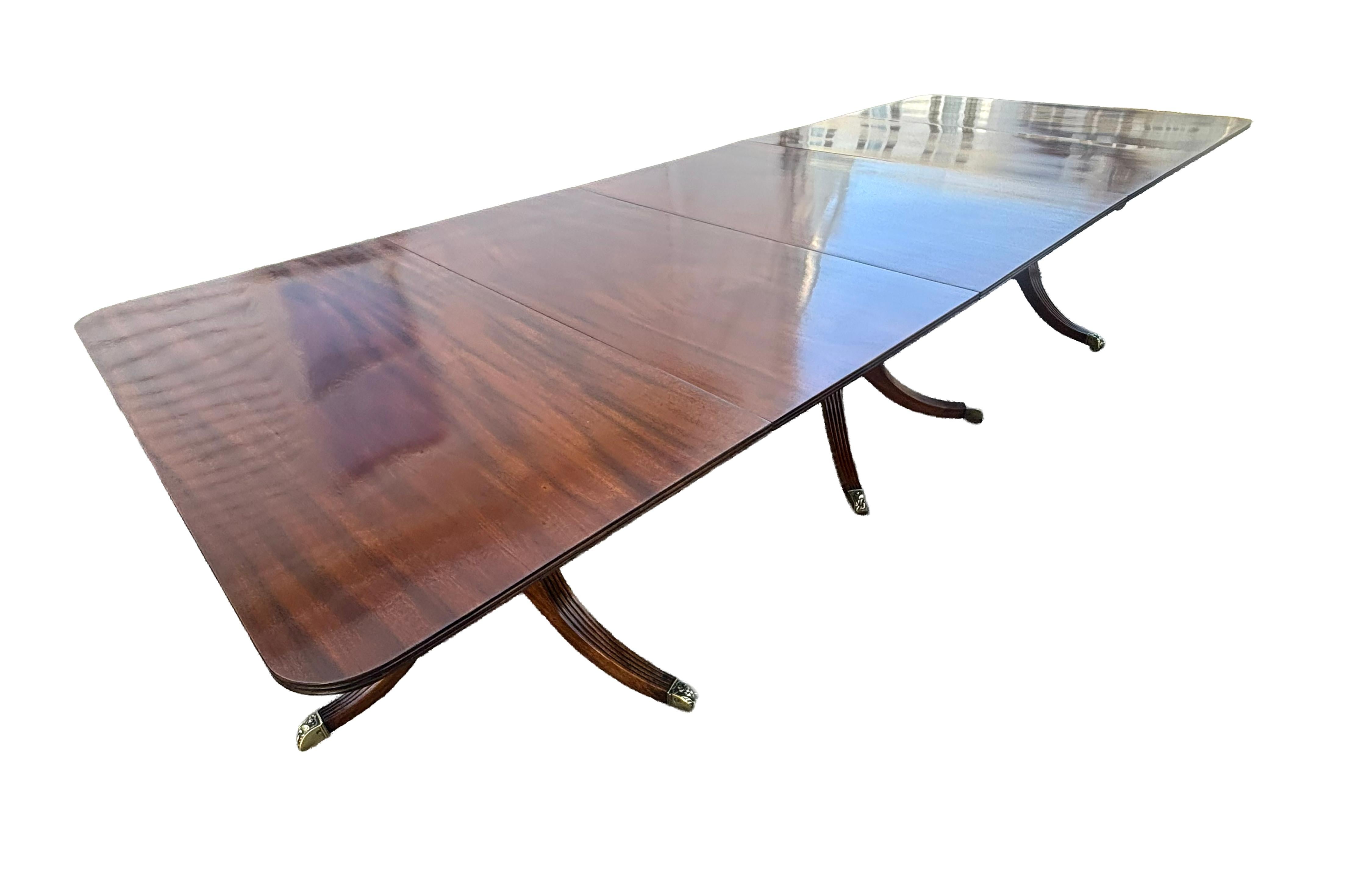 Anglais Table de salle à manger Regency en acajou à trois pieds