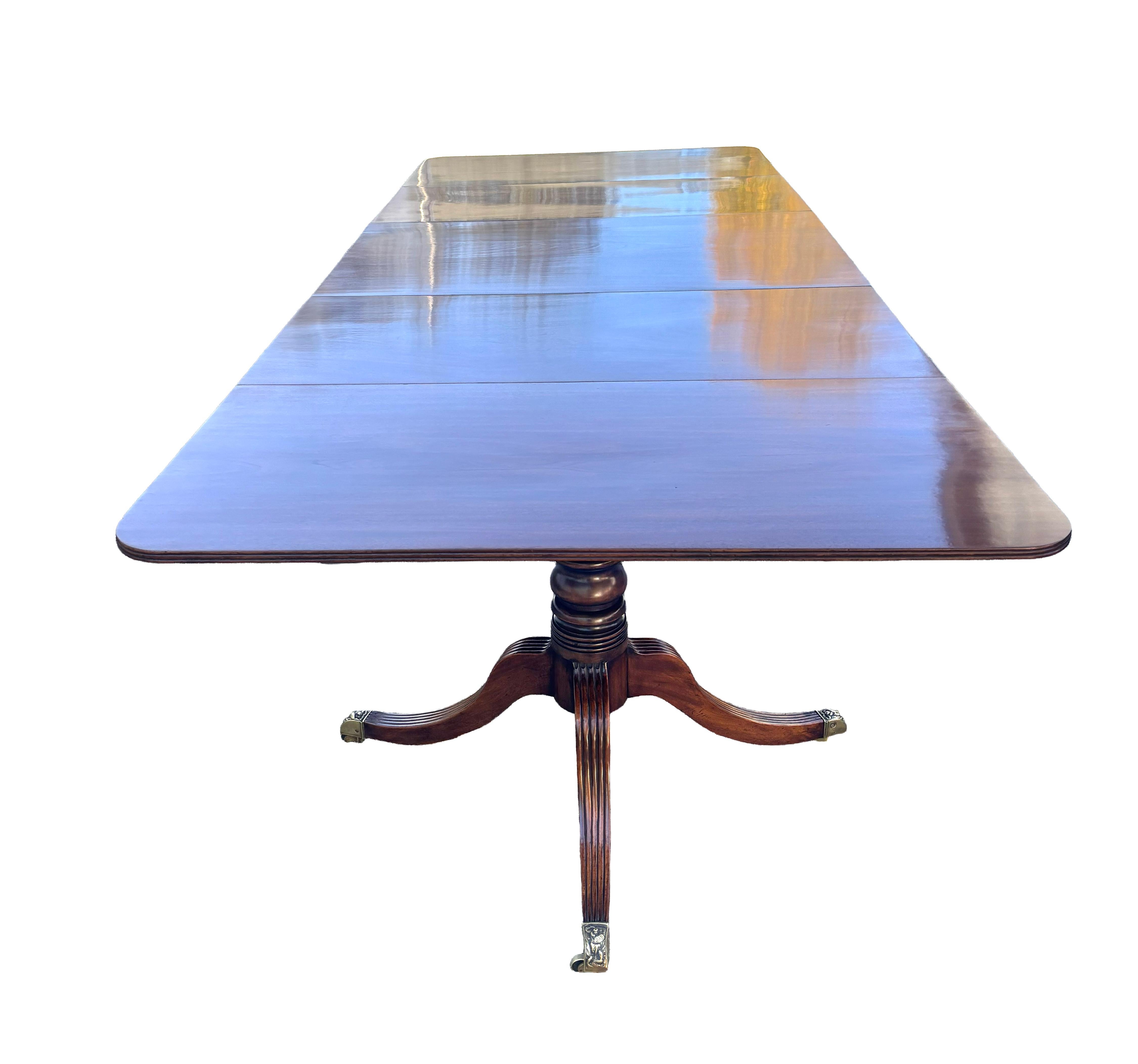 Table de salle à manger Regency en acajou à trois pieds Bon état à Essex, MA