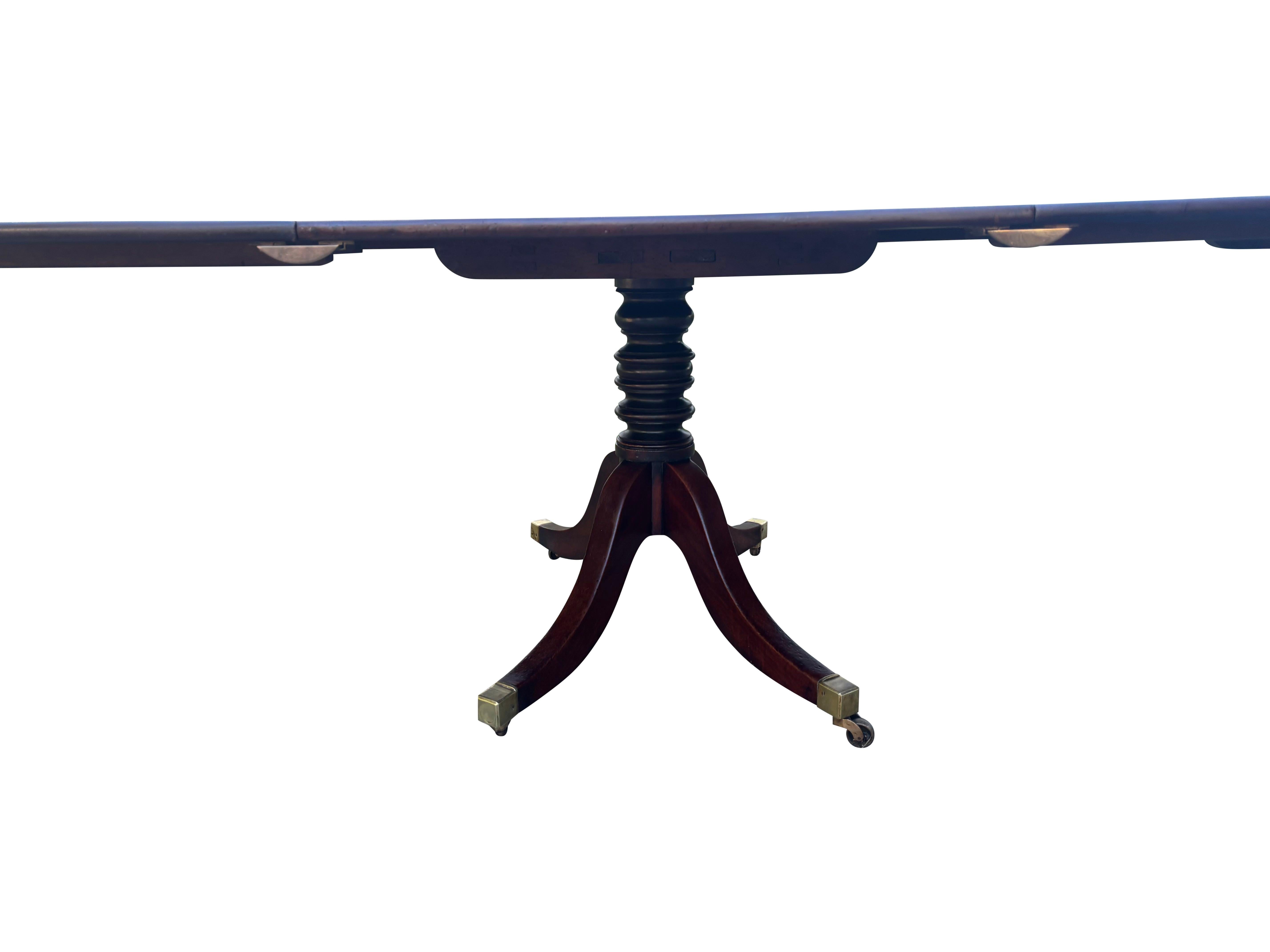 Début du XIXe siècle Table de salle à manger Regency en acajou à trois pieds en vente