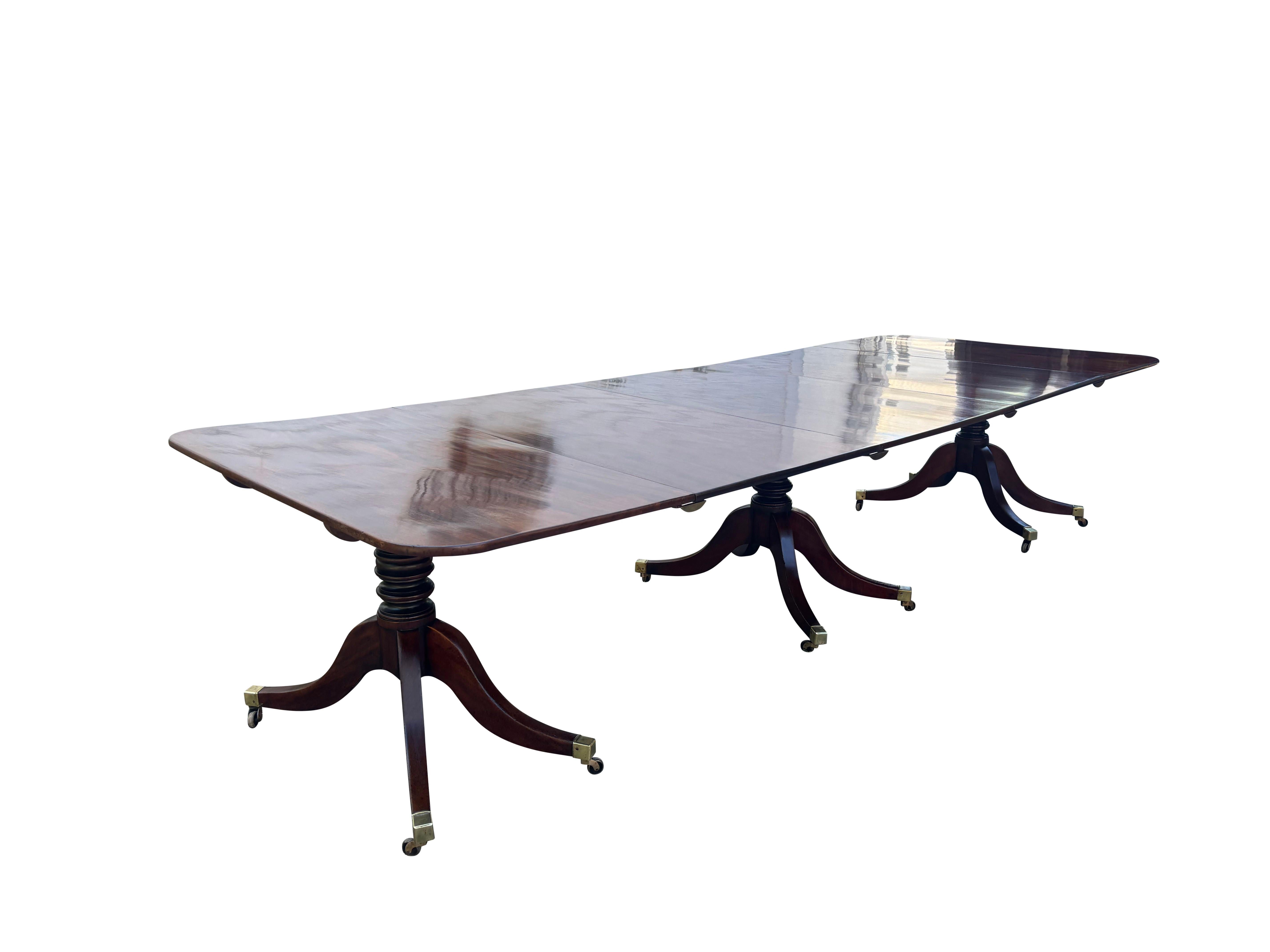 Laiton Table de salle à manger Regency en acajou à trois pieds en vente