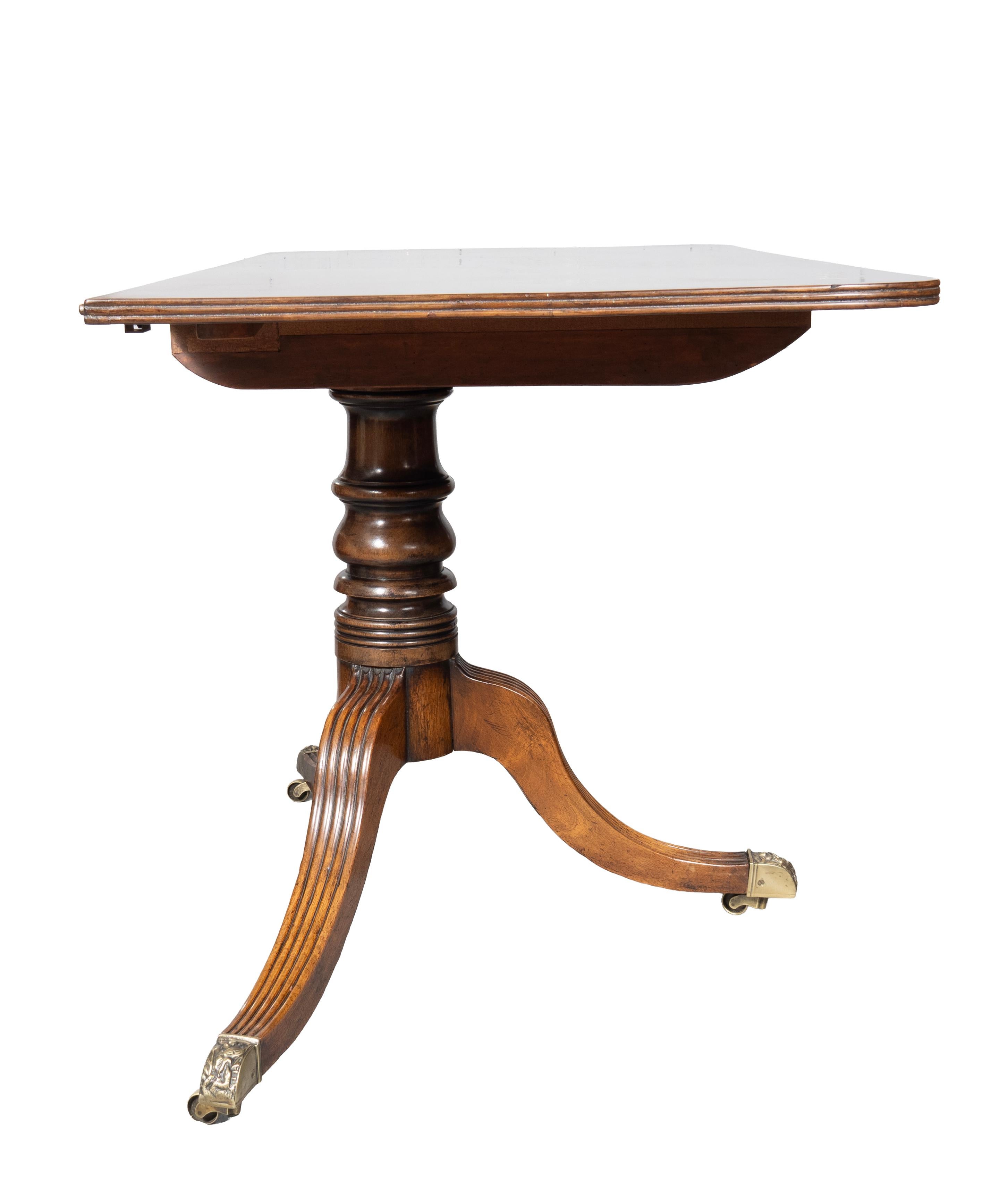 Laiton Table de salle à manger Regency en acajou à trois pieds