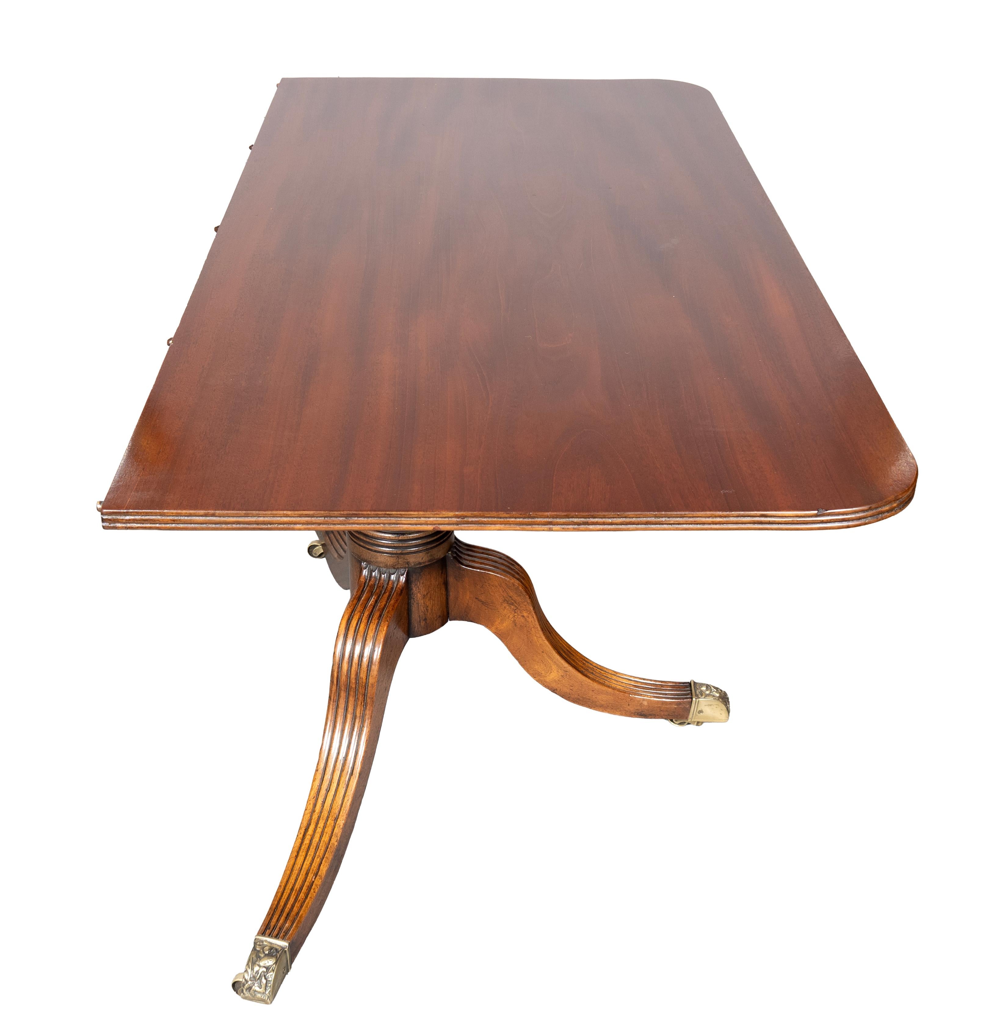 Table de salle à manger Regency en acajou à trois pieds 1