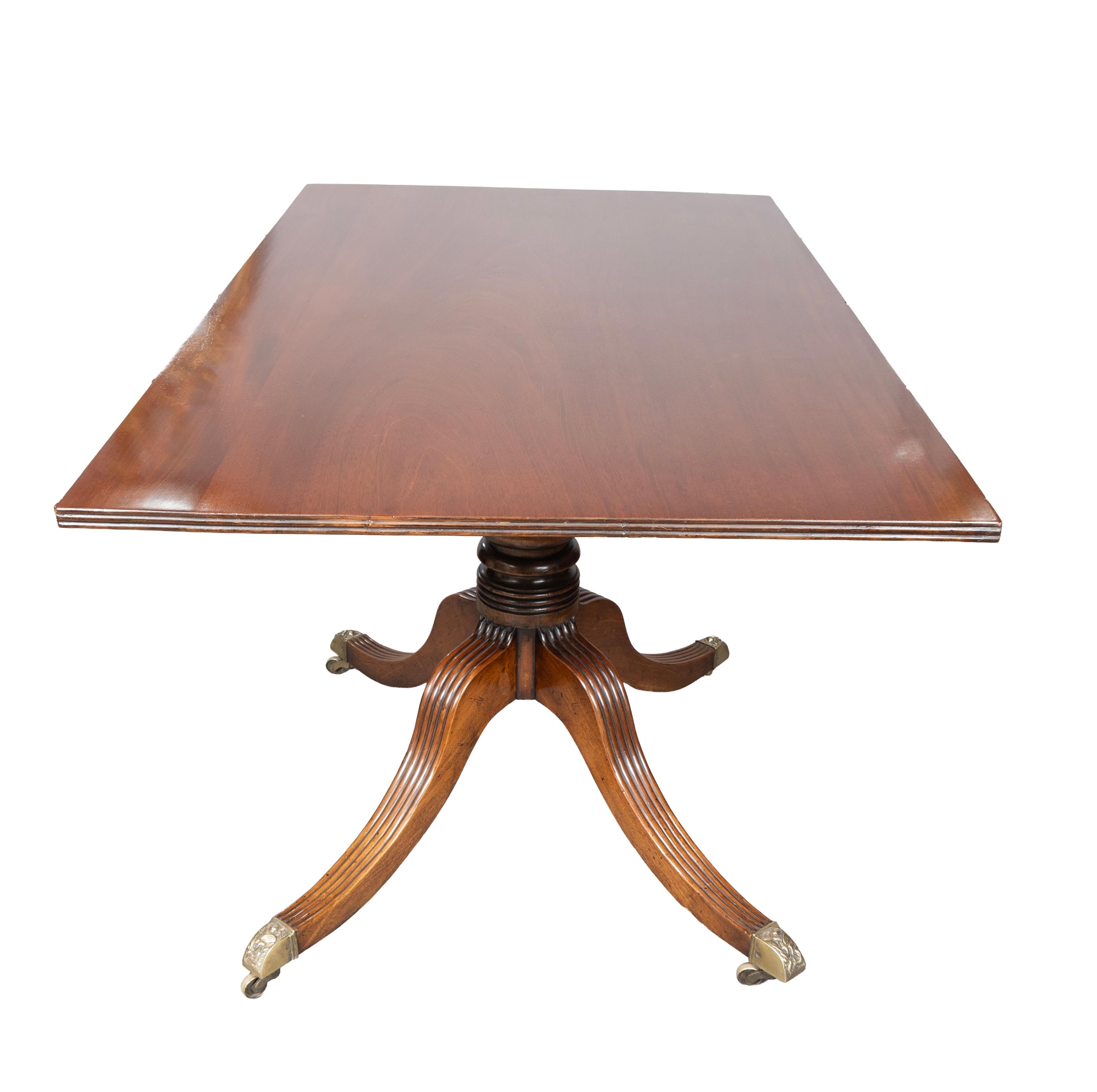 Table de salle à manger Regency en acajou à trois pieds 2