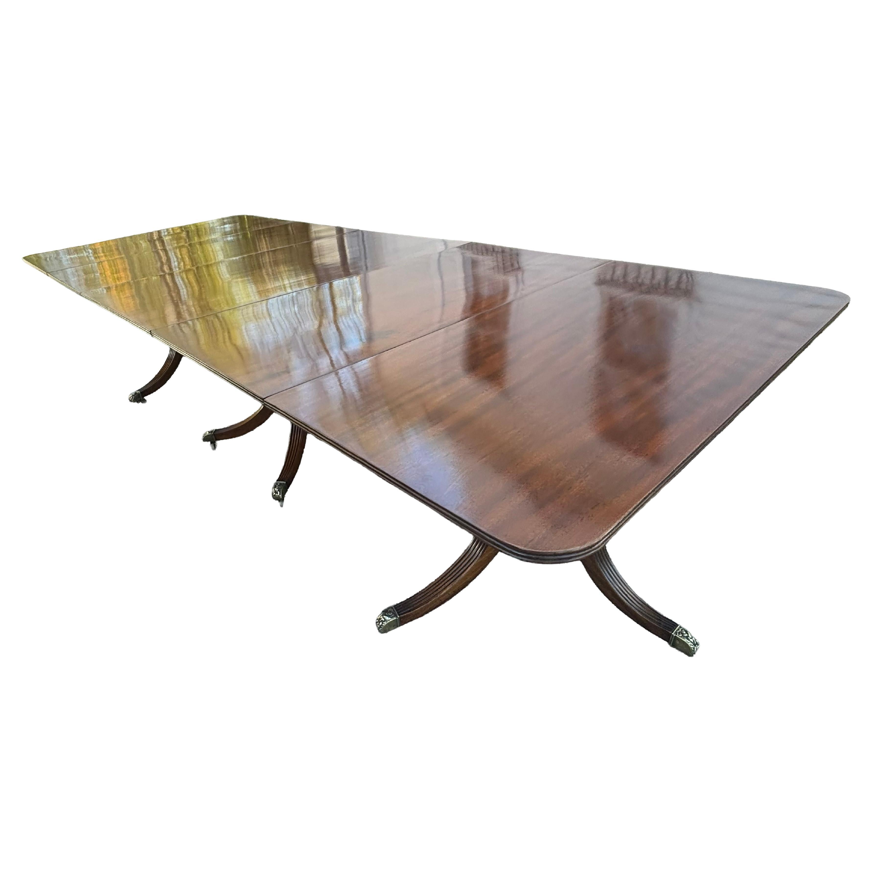 Mesa de Comedor Regency de Caoba con Tres Pedestales