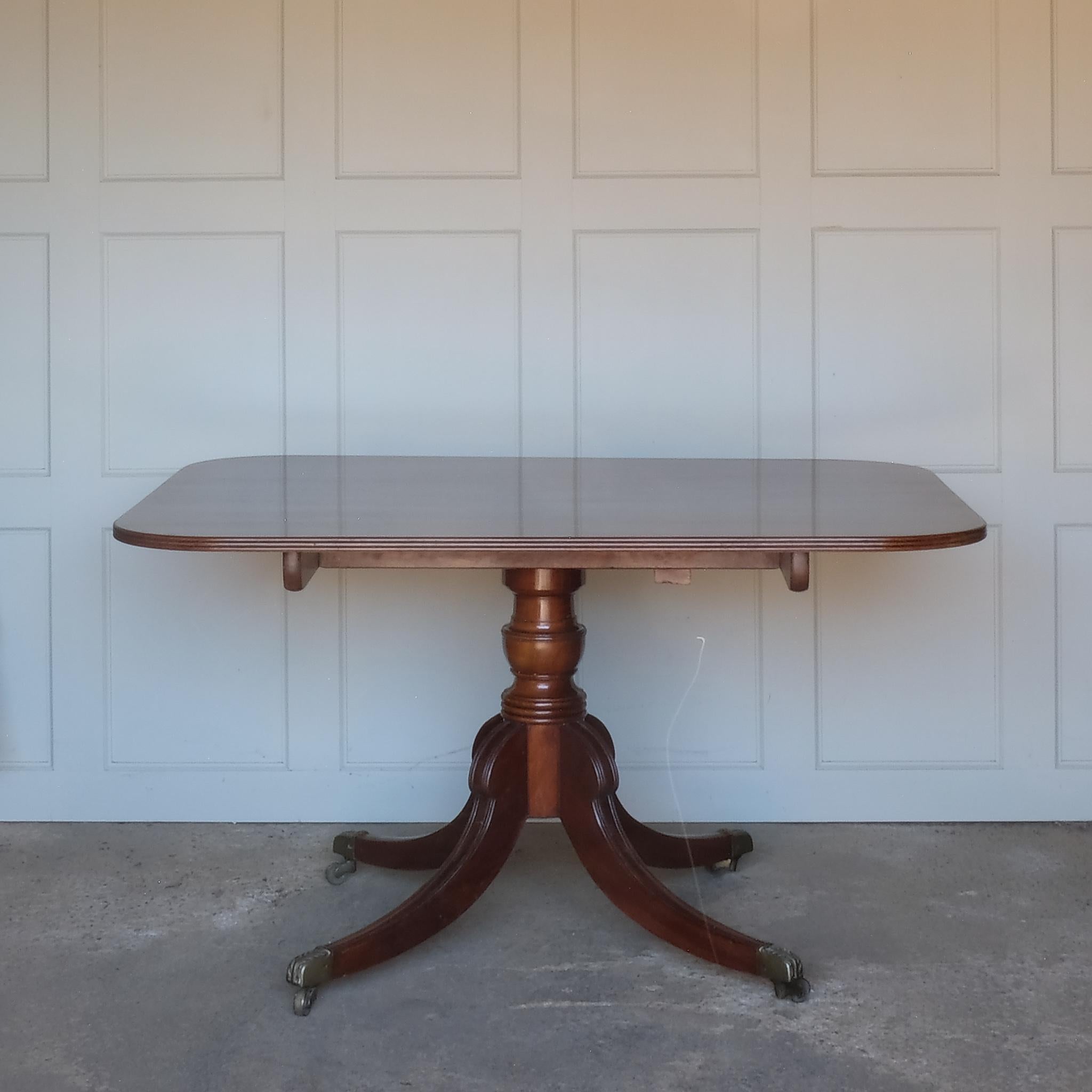 Britannique Table à plateau basculant Regency en acajou en vente