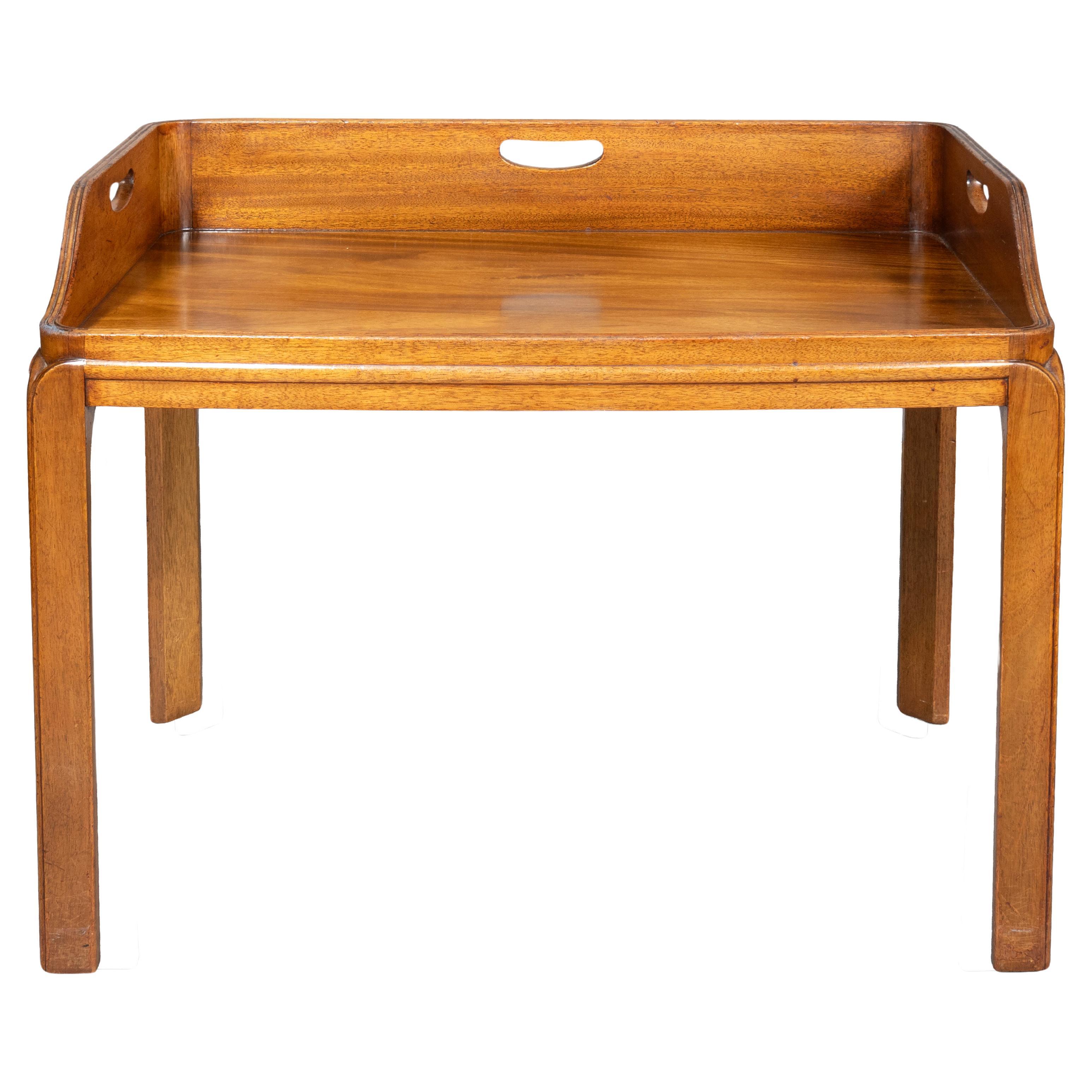 Elegante Proportionen mit abgerundeten Ecken. 3/4-Galerie mit Handausschnitten. Steht auf Beinen mit quadratischem Querschnitt.