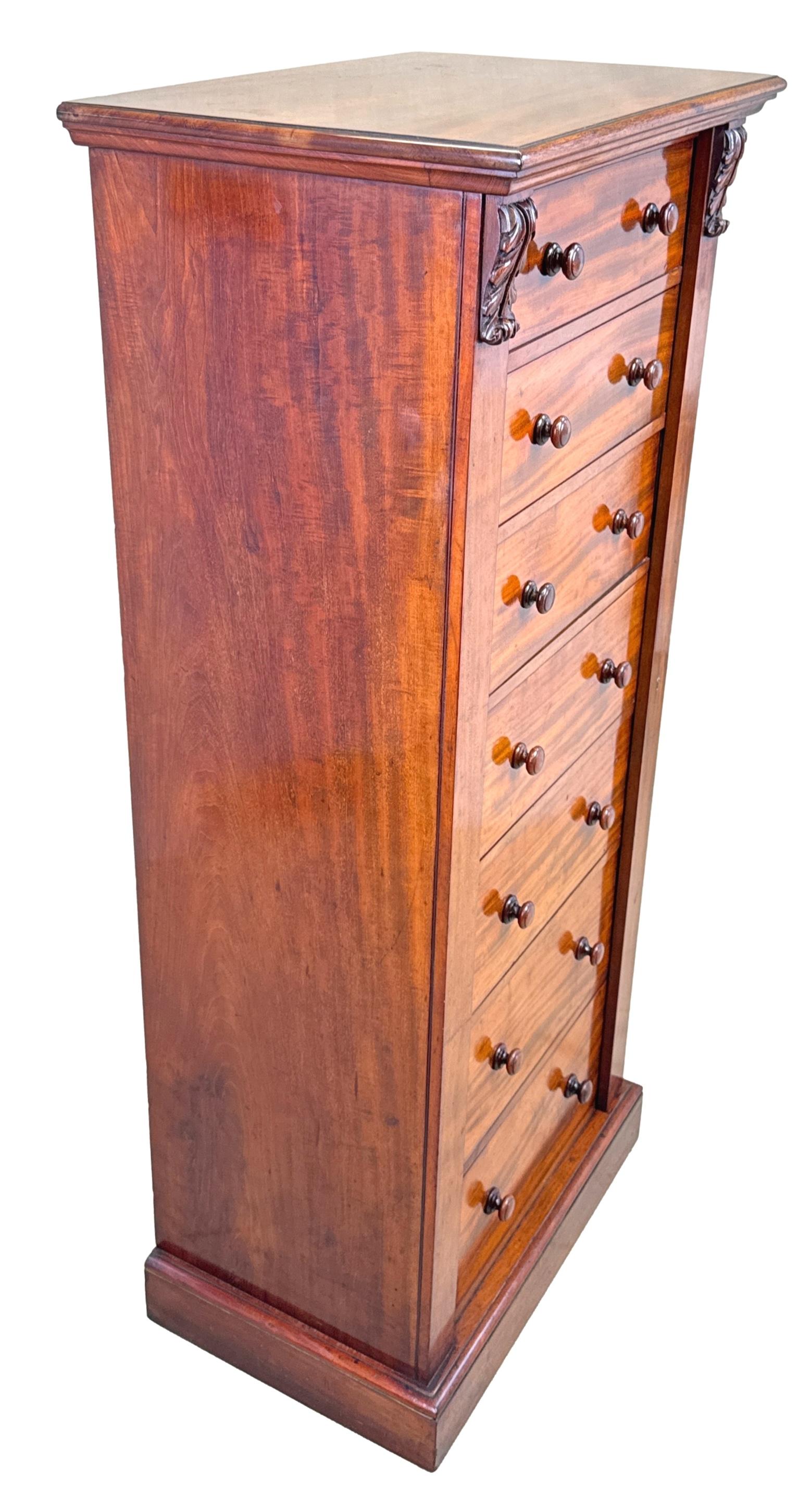 Superbe commode Wellington en acajou de la fin de la période Regency, 19e siècle, avec un plateau rectangulaire bien figuré et sept tiroirs dotés de boutons en bois tourné d'origine, flanqués de pilastres, dont l'un est doté d'une charnière et d'un