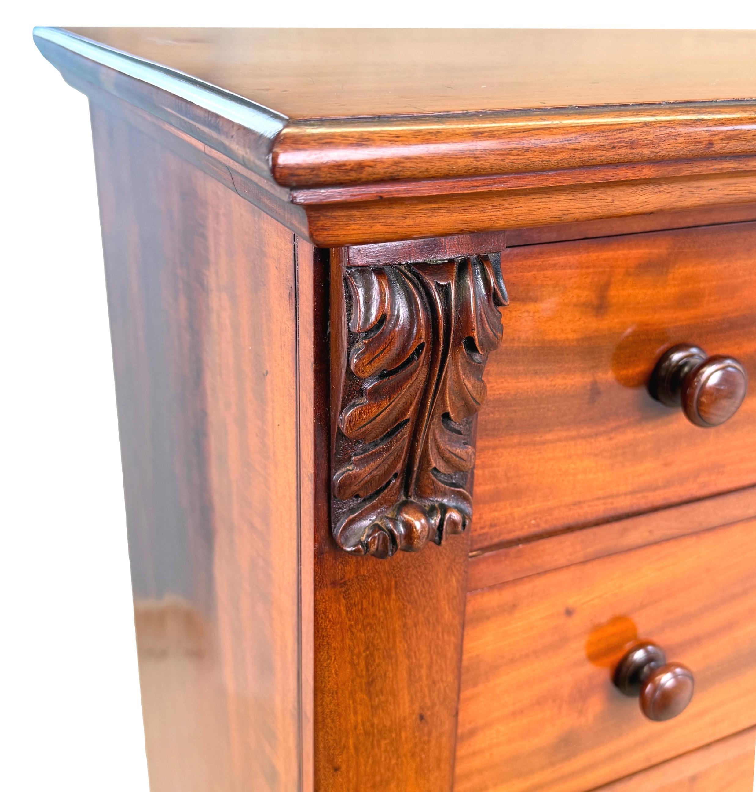 Regency Commode Wellington en acajou de style Régence en vente