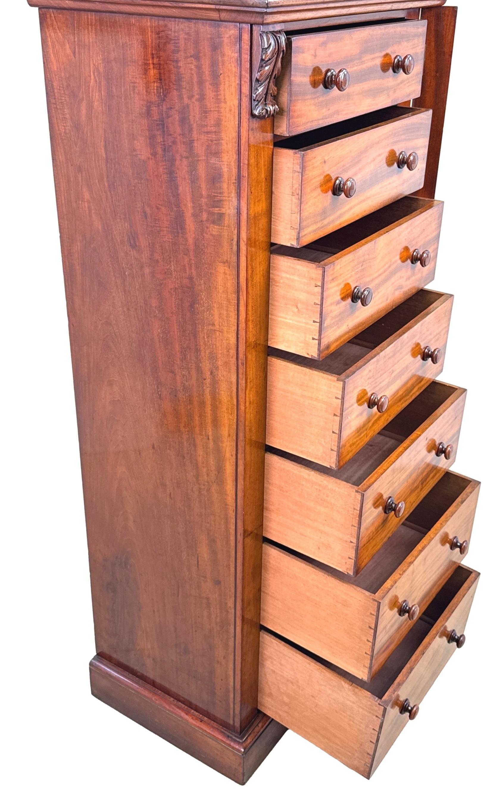 Anglais Commode Wellington en acajou de style Régence en vente
