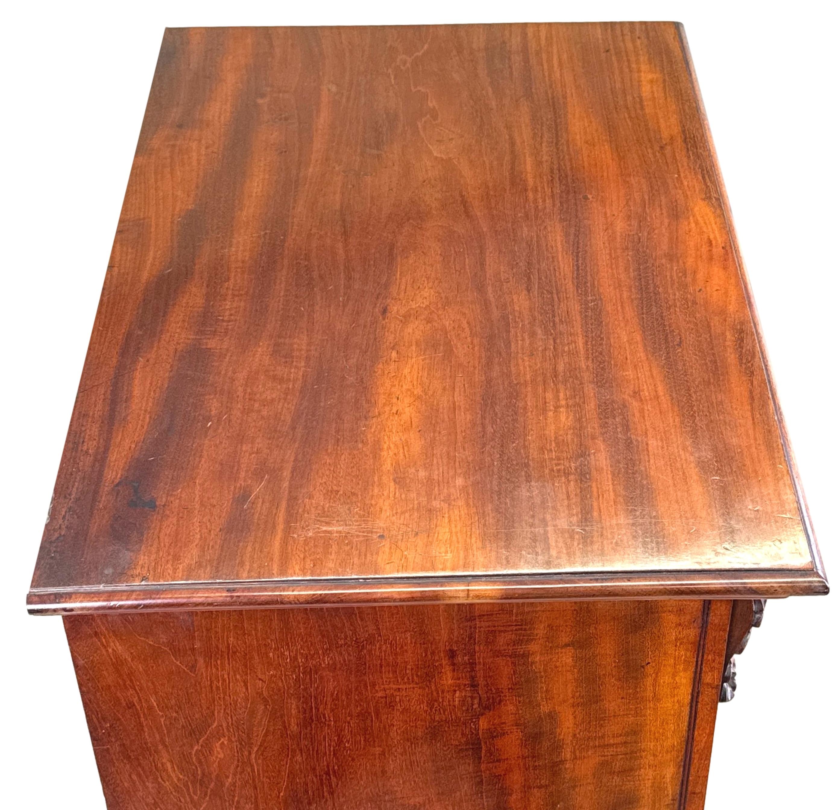 Acajou Commode Wellington en acajou de style Régence en vente