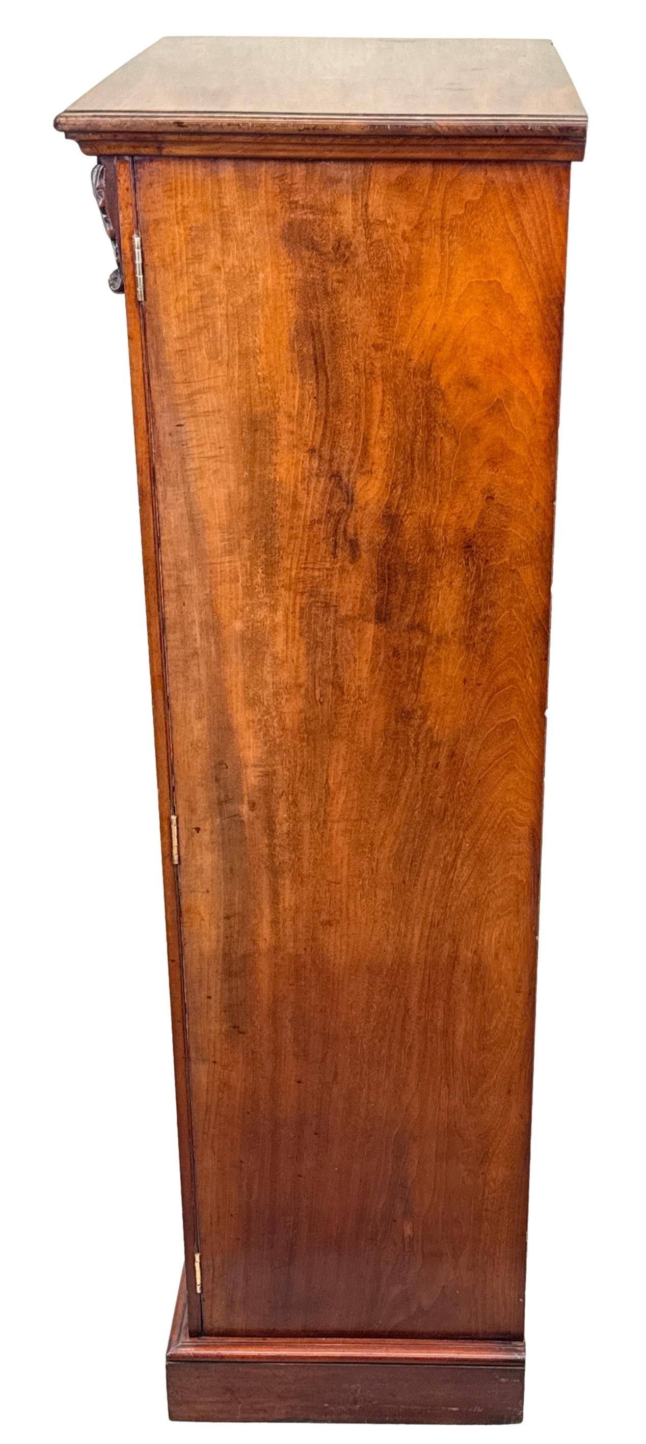 Commode Wellington en acajou de style Régence en vente 1