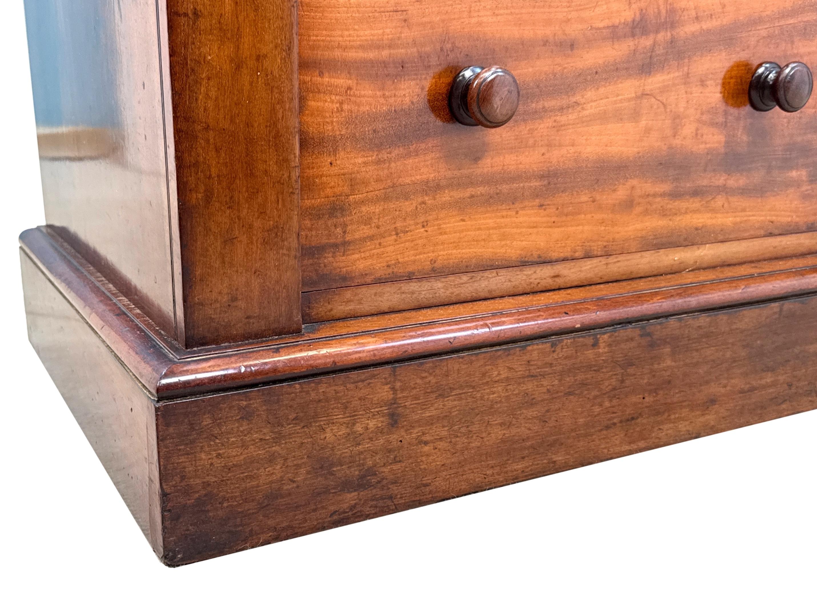 Commode Wellington en acajou de style Régence en vente 2