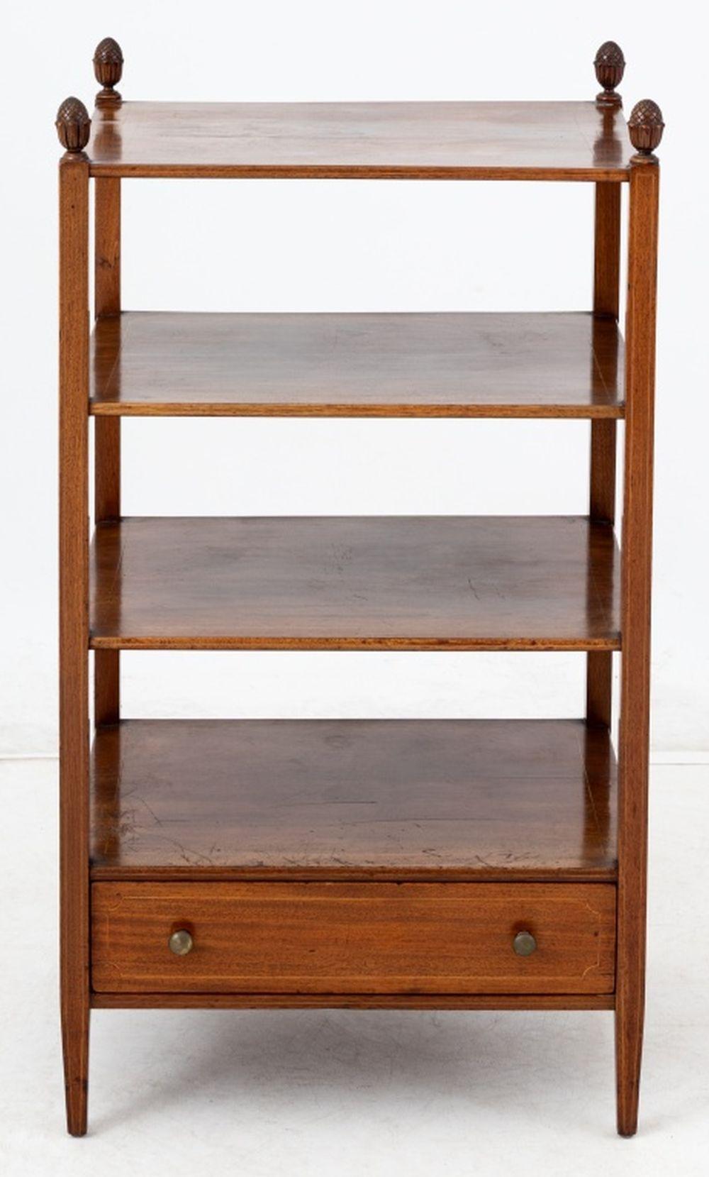 Whatnot Regency en acajou, 19e siècle, avec quatre étagères ouvertes et un tiroir en frise sur quatre supports avec des épis de faîtage en pomme de pin sculptés. 40.5