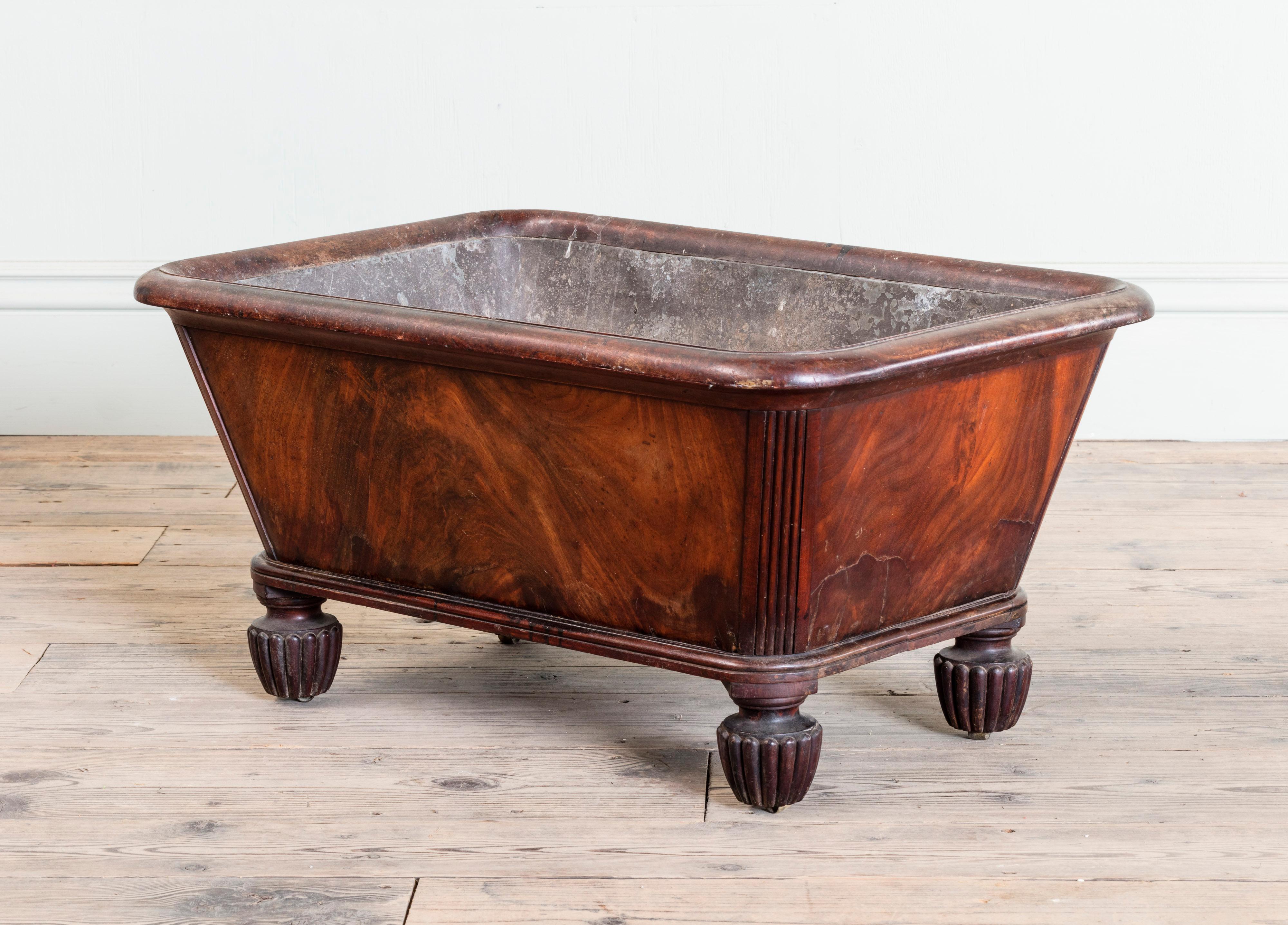 Ein Regency-Weinkühler aus Mahagoni mit geriffelten vertikalen Eckdetails in der Art von Gillows, auf geriffelten Füßen und eingelassenen Rollen.

Zusätzliche Informationen:
Abmessungen: Breite: 82 cm, 32 1/4″
Höhe: 42 cm, 16 1/2″
Tiefe: 56 cm, 22″.