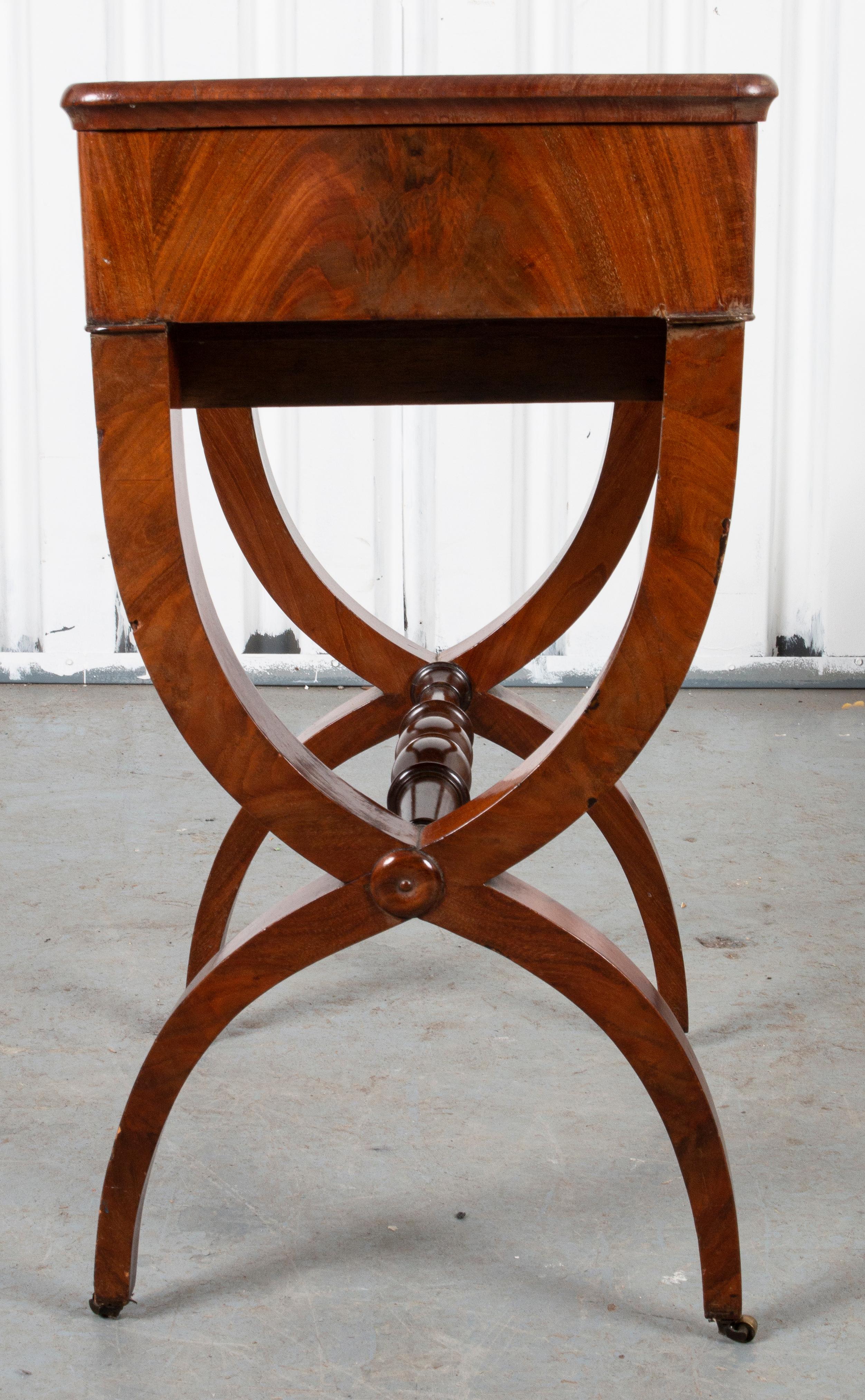 Regency Mahogany Work / Sewing Table In Good Condition For Sale In New York, NY