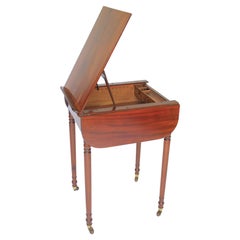 Regency-Schreibtisch aus Mahagoni mit gehäkelter Platte