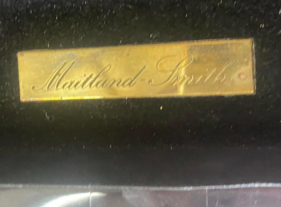 Ein unglaublicher Vintage-Konsolentisch von Maitland Smith. Ein elegantes Design mit einem mosaikartigen Rahmen aus Horn mit gefiederten, vergoldeten Details. Eine eingelassene Glasplatte verrät, dass der Tisch eigentlich für die Aufbewahrung der
