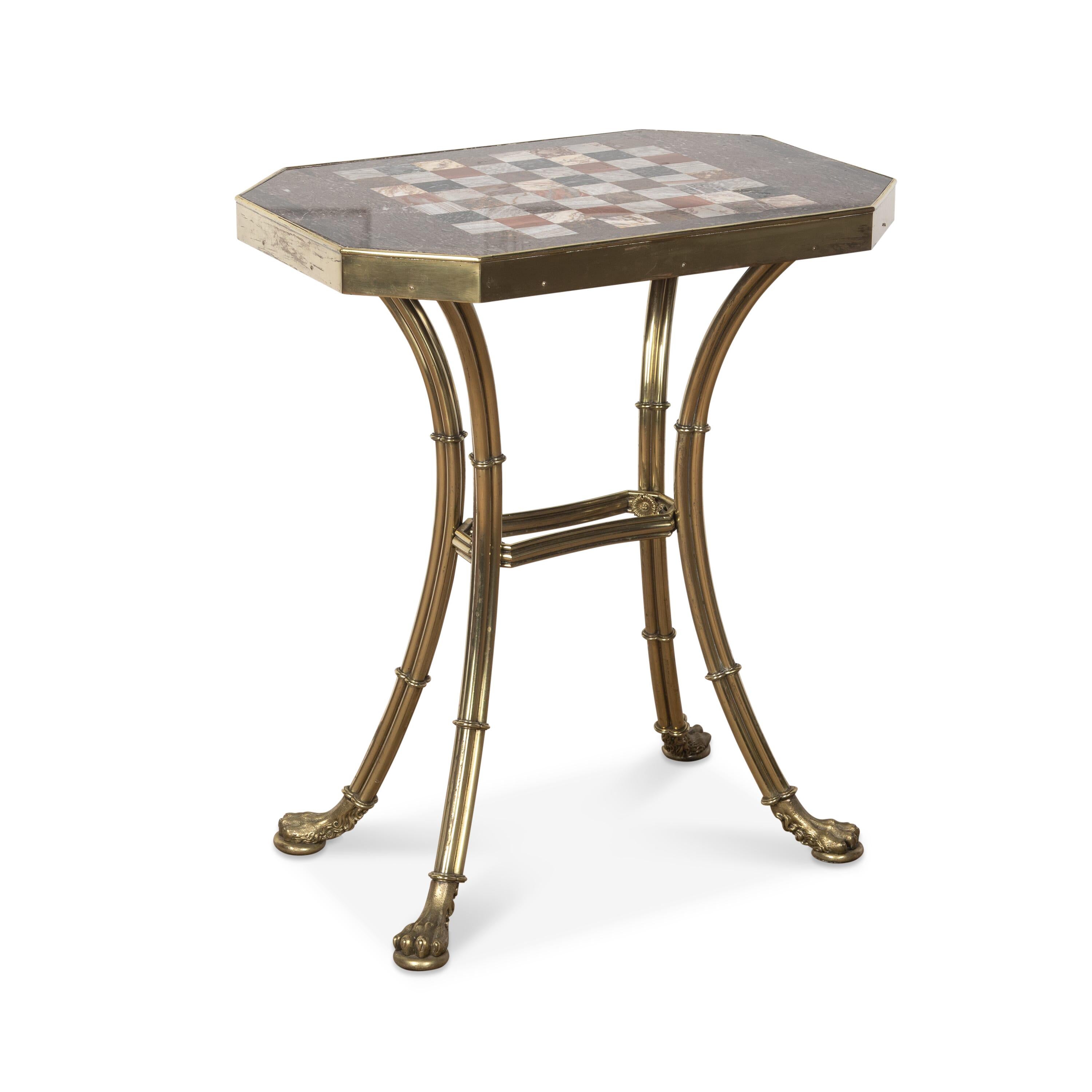 Une fantastique table d'échecs de style Régence, le rare plateau en marbre Devonshire avec un échiquier incrusté de différents spécimens de marbre, placé dans un cadre et une base en laiton doré, composé de quatre pieds en forme de colonne avec un