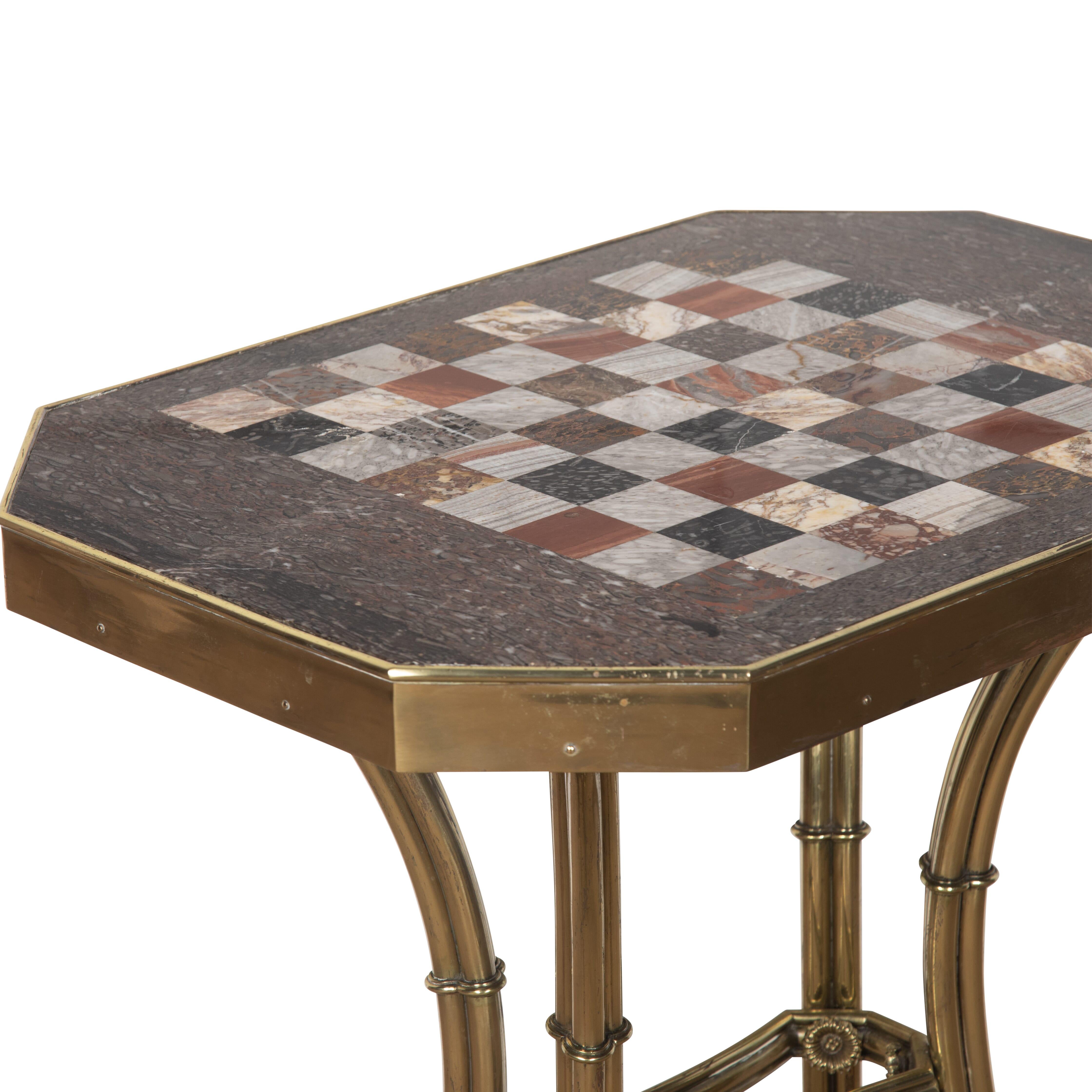 Moulage Table d'échecs en marbre et laiton doré de style Régence en vente