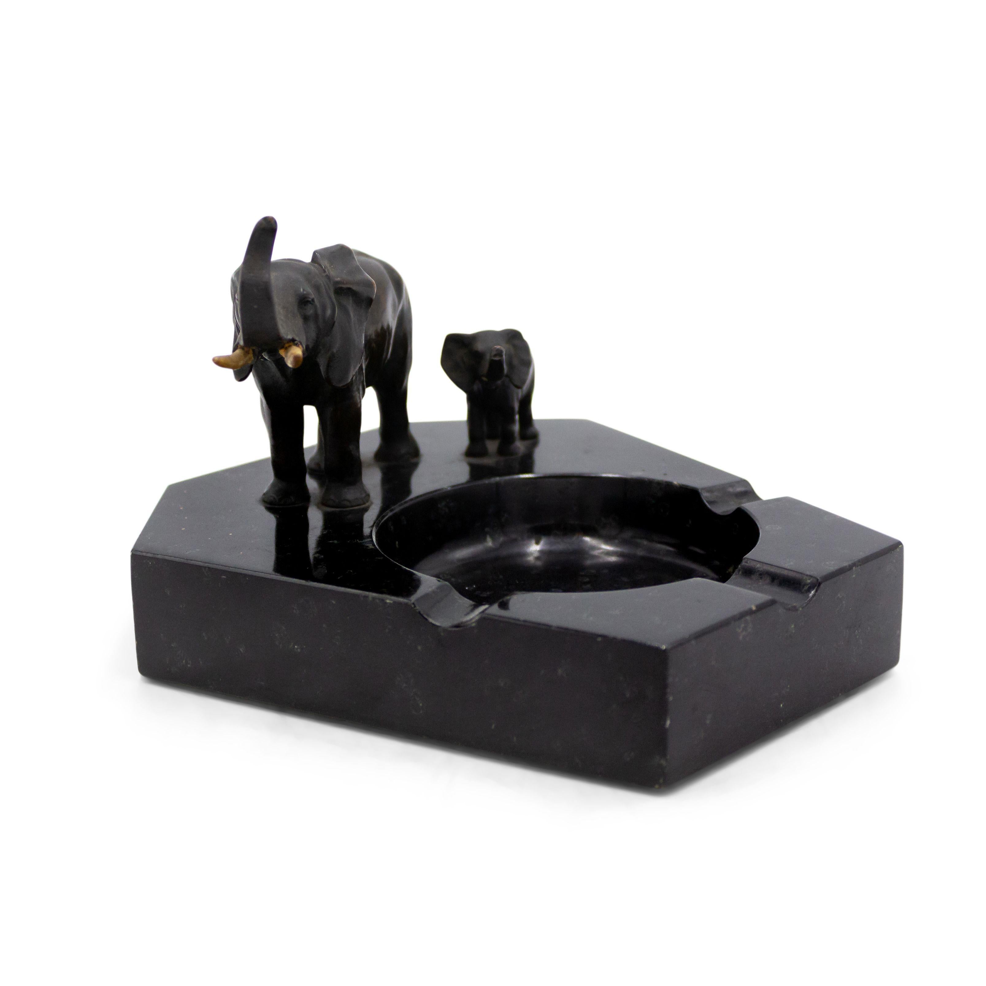 English Regency-style (19/20th Century) black marble ashtray with 2 bronze elephants.
 