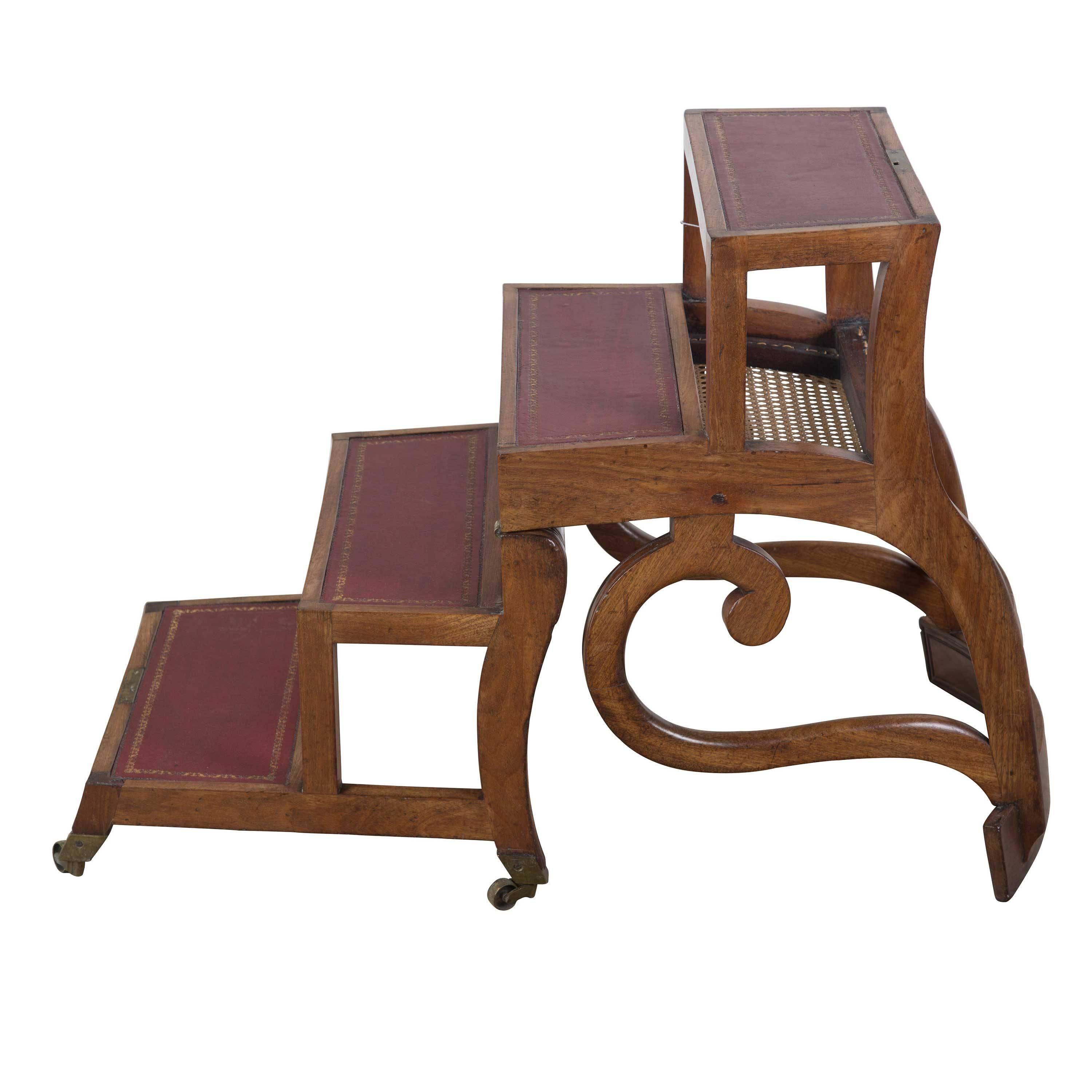 Well formed chair converting into library steps. Faded mahogany, England, circa 1820.

Measurements as steps:

Height 69 cm
Width 101 cm
Depth 54 cm.