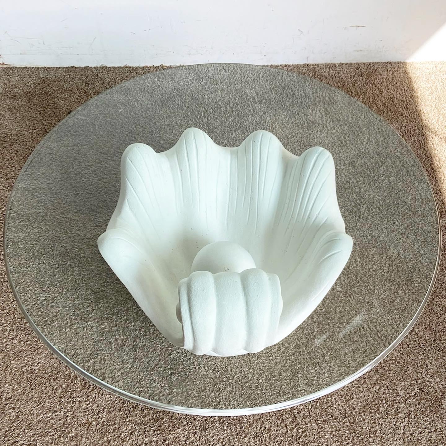 20ième siècle Table basse moderne Regency en plâtre blanc avec plateau en verre coquillage Clam