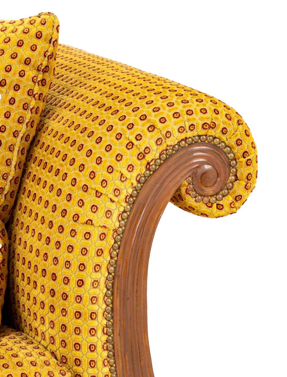 Canapé Regency en acajou tapissé de mohair Bon état - En vente à Astoria, NY