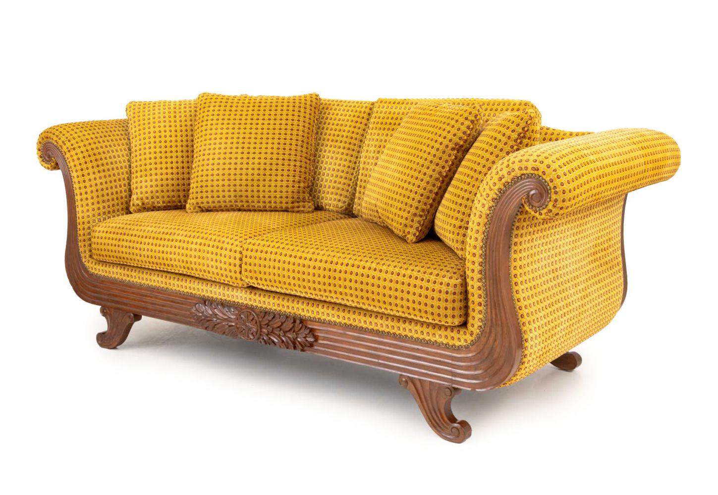 Mohair Canapé Regency en acajou tapissé de mohair en vente