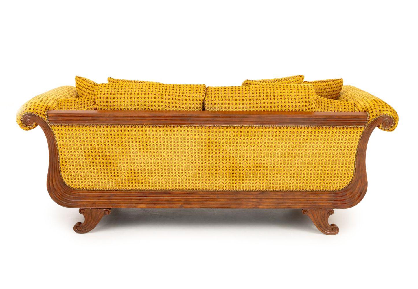 Canapé Regency en acajou tapissé de mohair en vente 3