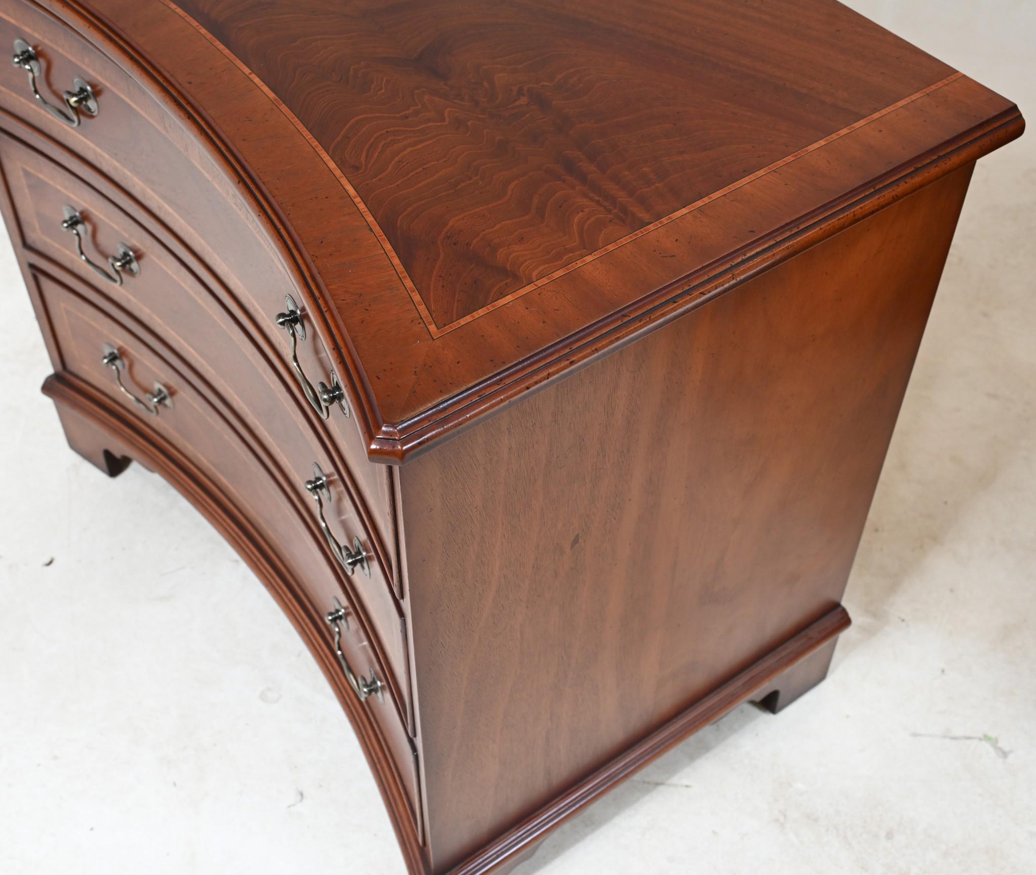 Stai visualizzando un'elegante coppia di comodini in stile Reggenza
Realizzato a mano in mogano a fiamma con una sontuosa patina
Le finiture in legno satinato intorno ai cassetti e al piano accentuano la forma e il design.
Le maniglie e gli infissi