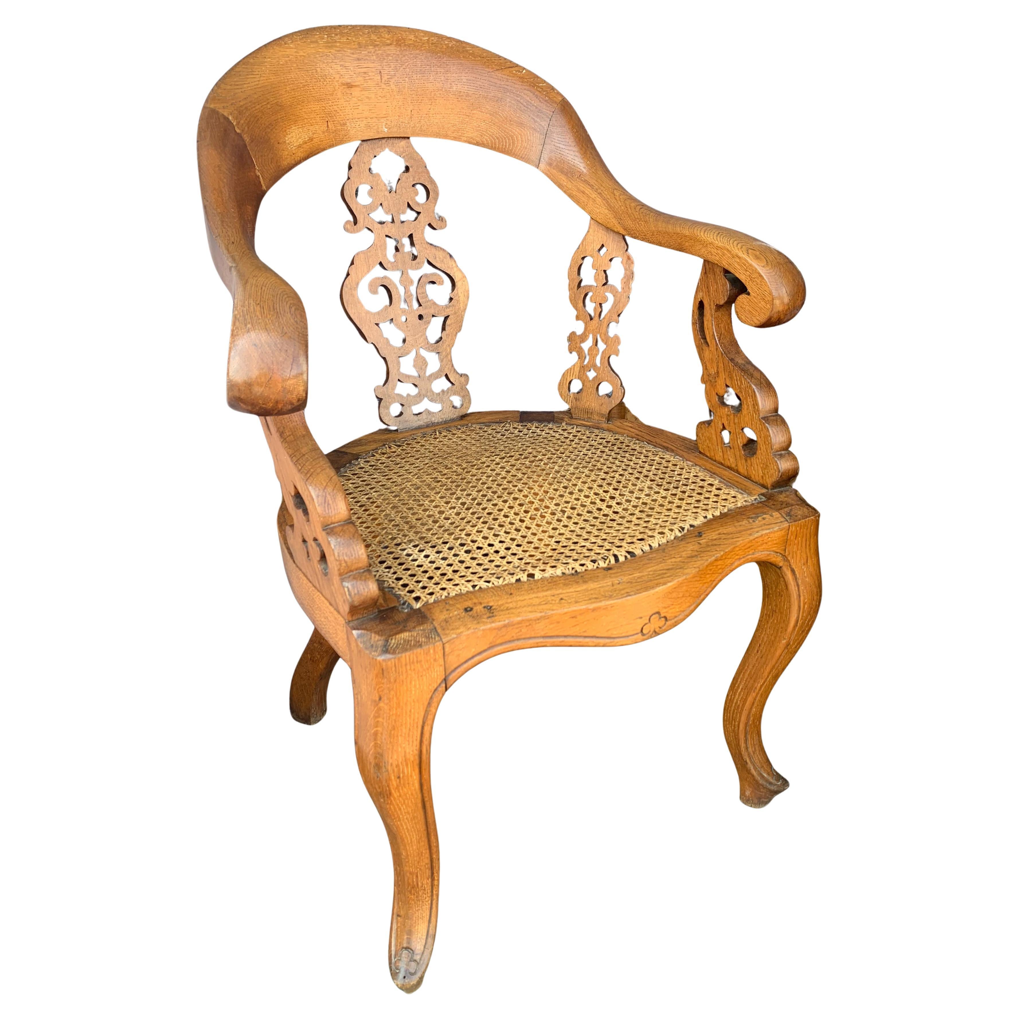 Britannique Chaise de bibliothèque de style Régence en Oak Cane, avec arrière et côtés décorés et percés en vente