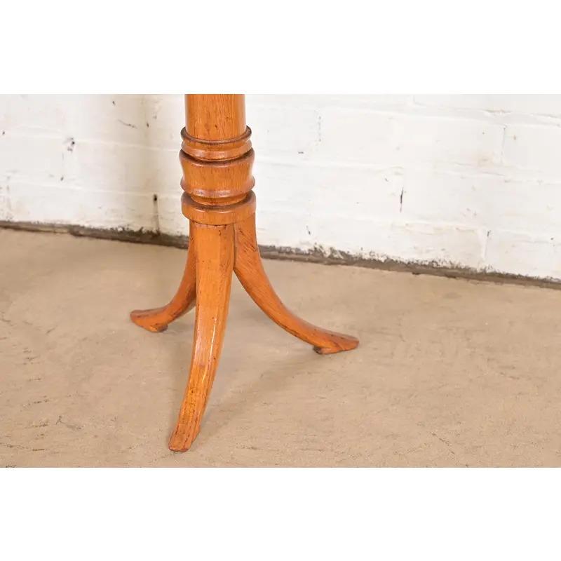 Torchiere o piantane Regency in Oak, CIRCA ANNI '40 in vendita 3