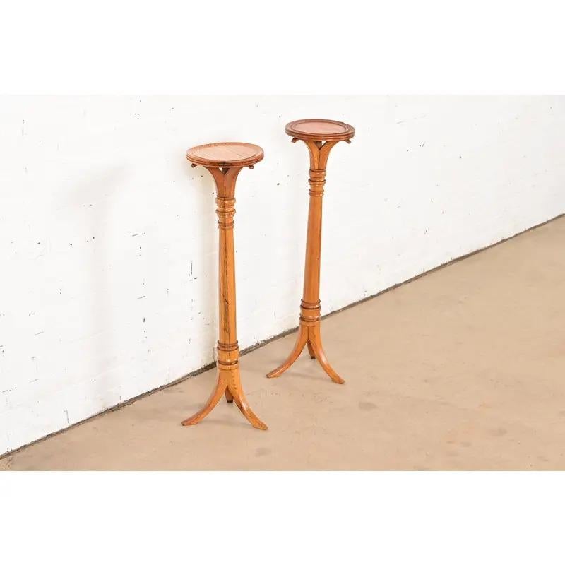 Torchiere o piantane Regency in Oak, CIRCA ANNI '40 In condizioni buone in vendita a South Bend, IN