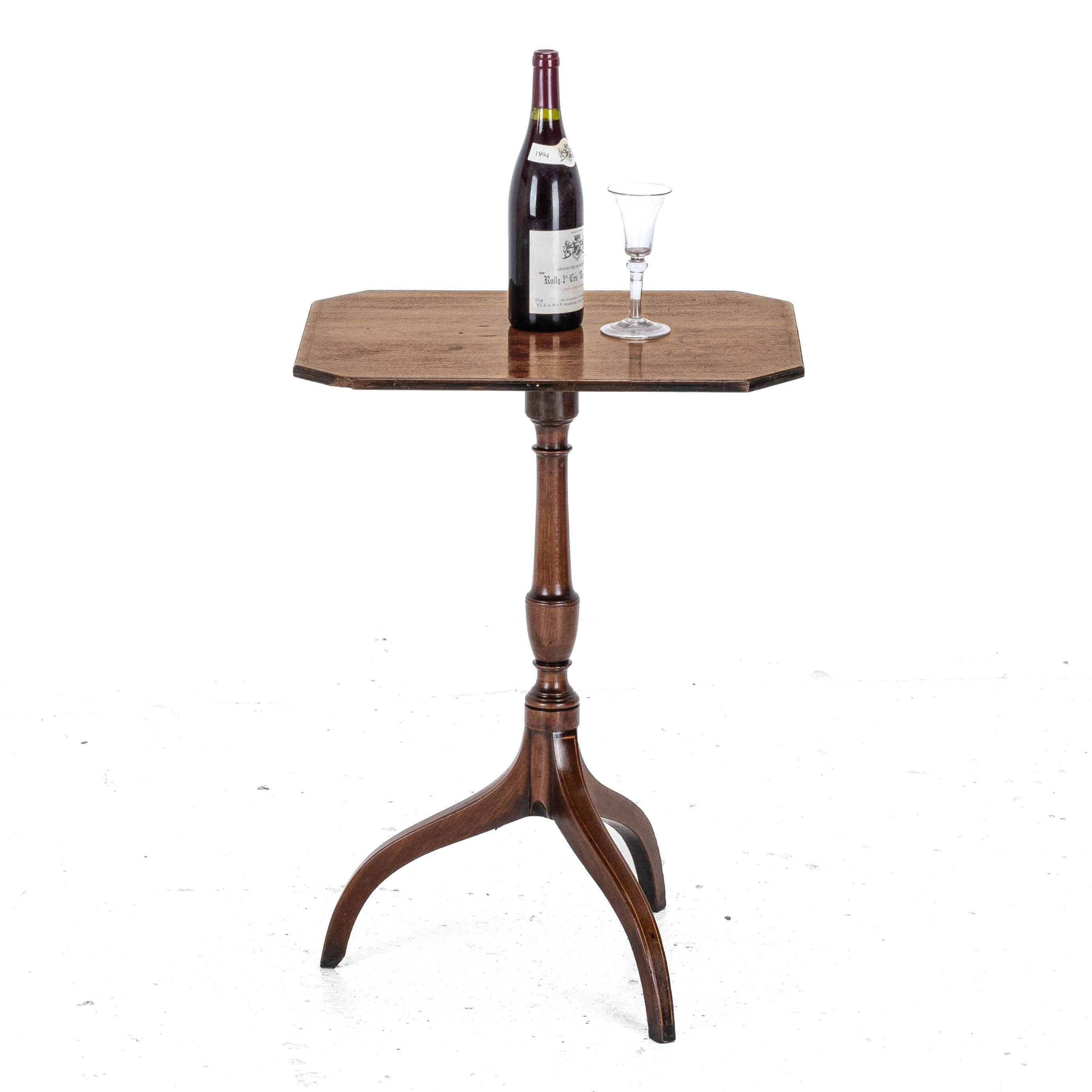 Mahagoni-Dreibein-Weintisch mit kippbarer Platte aus der Regency-Zeit, um 1800. Dieser bezaubernde Tisch hat eine achteckige Platte mit eingelegtem Rand und geriffelter Kante. Gestützt auf einen gedrechselten Balusterstamm, der auf einem Dreibein
