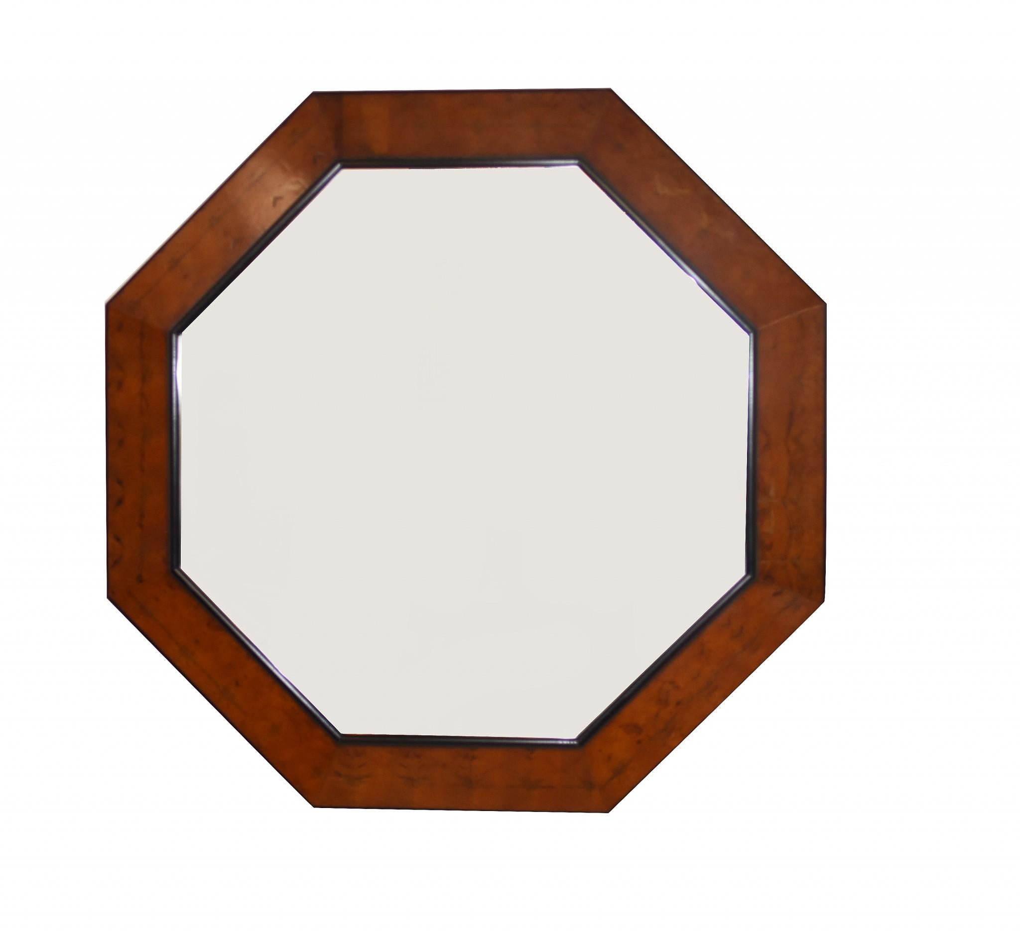 Miroir octogonal de style Regency
Une belle pièce d'intérieur
Garniture intérieure en laque noire
Le verre est biseauté sur les bords et il est propre et brillant.
Offert en très bon état, prêt à être utilisé chez soi immédiatement - Veuillez nous