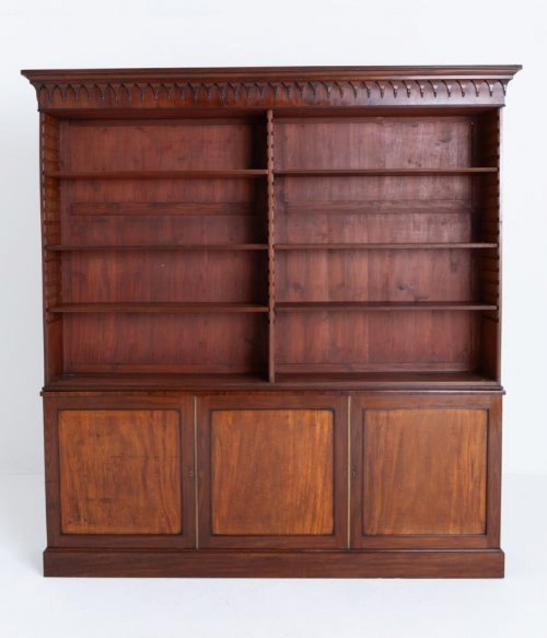 Large Regency mahogany open bookcase.
This quality bookcase is raised upon a plinth base.
Period Regency
The lower section having 3 panelled doors, the doors featuring typical brass
closing molding, the centre door slides left to right for