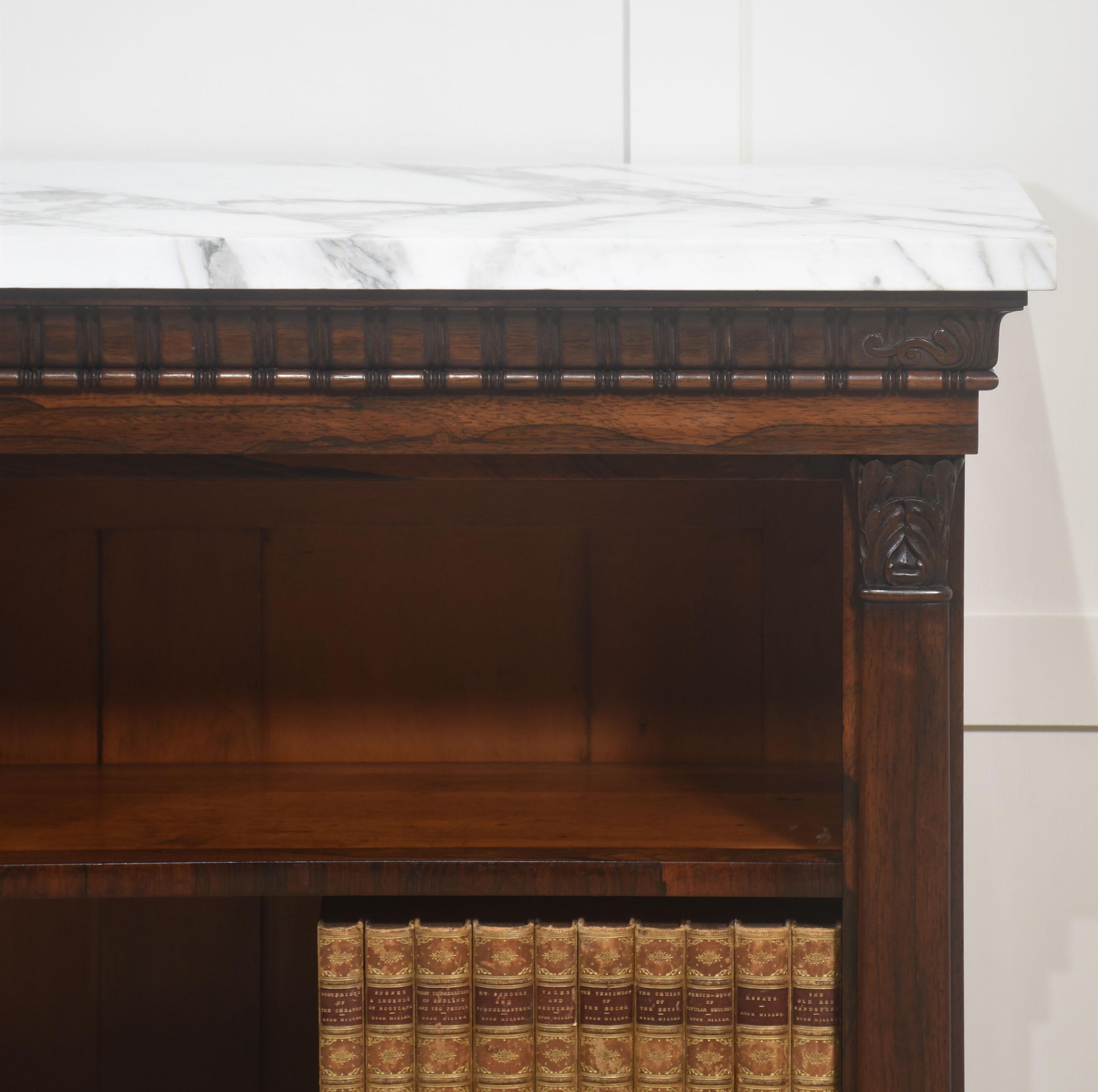 Offenes Regency-Bücherregal (Britisch) im Angebot