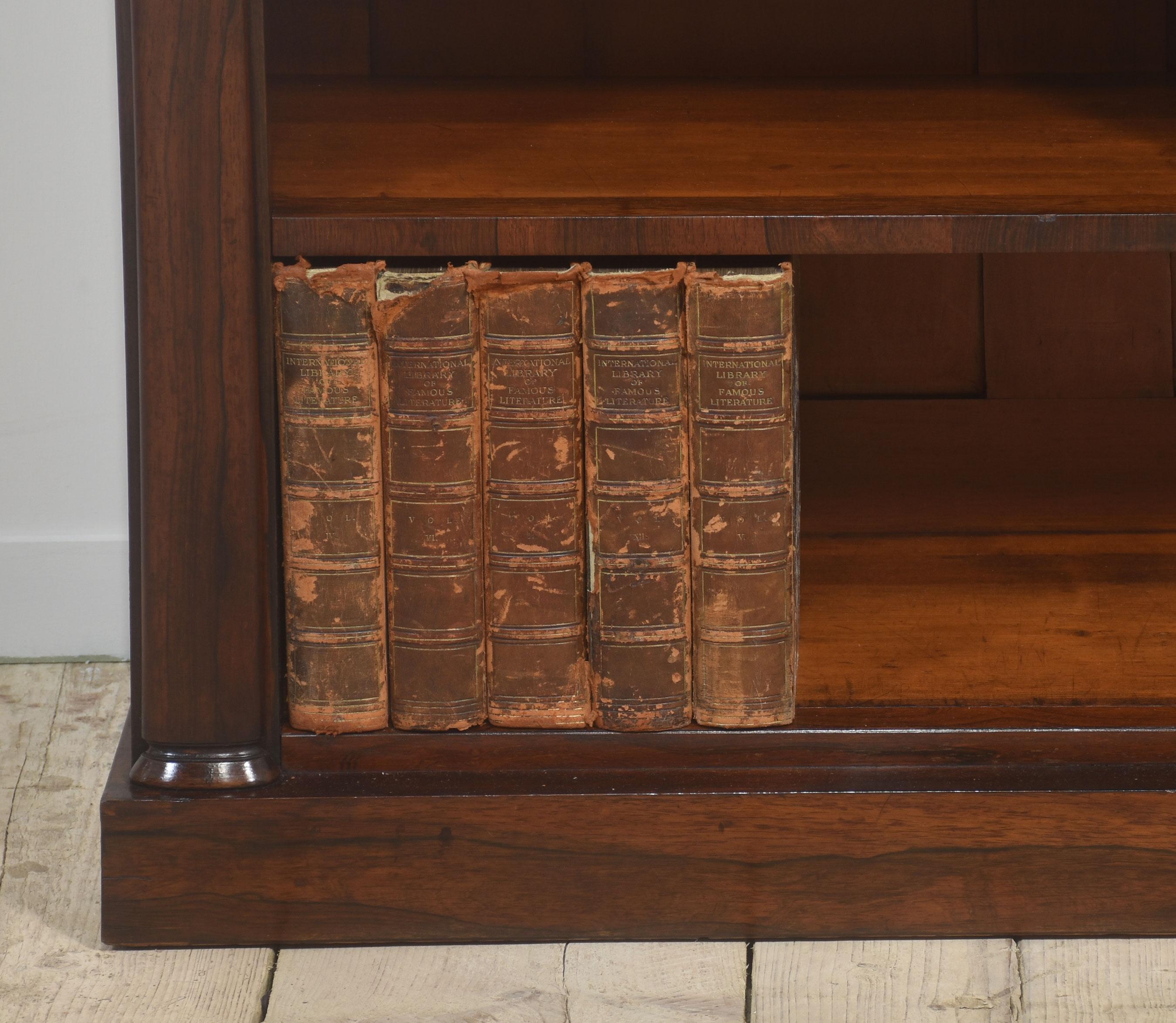 Offenes Regency-Bücherregal (Holz) im Angebot
