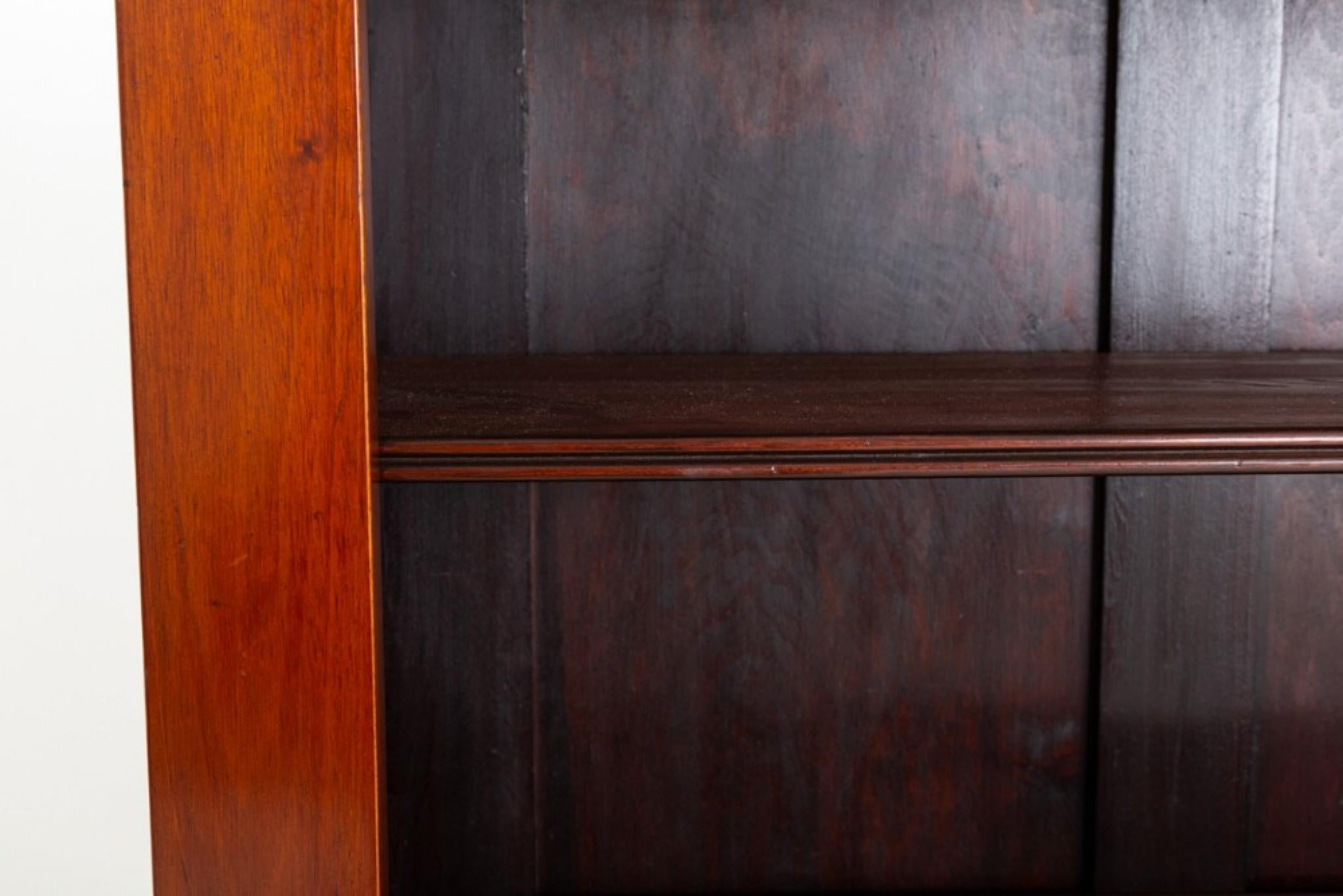 You are viewing a gorgeous Mahogany Open Bookcase in the Regency manner
This Bookcase Stands upon a Plinth Base.
Featuring 5 Fully Adjustable Shelves with ''Double D'' Molding Detail.
The Cornice Having Shaped Moldings and is Presented in Good