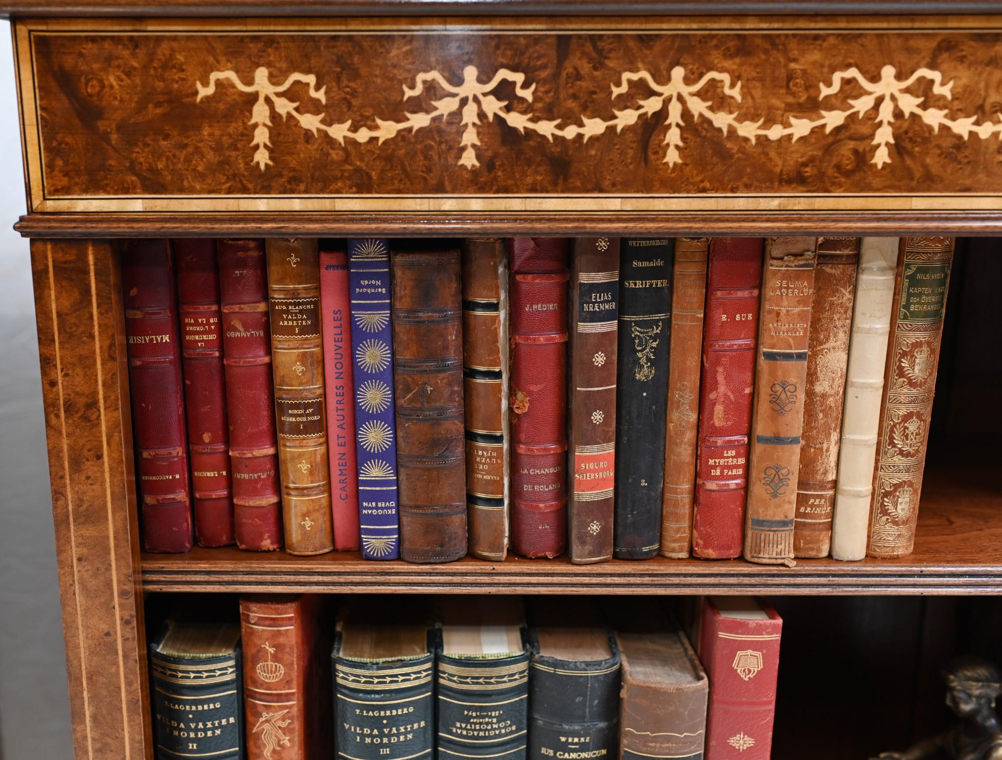 Regency Offenes Bücherregal aus Nussbaum mit Sheraton-Intarsien im Zustand „Gut“ im Angebot in Potters Bar, GB