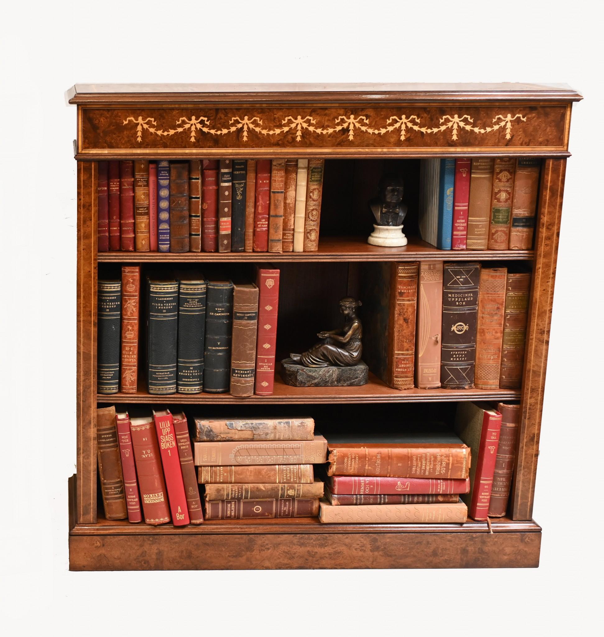 Regency Offenes Bücherregal aus Nussbaum mit Sheraton-Intarsien (Ende des 20. Jahrhunderts) im Angebot