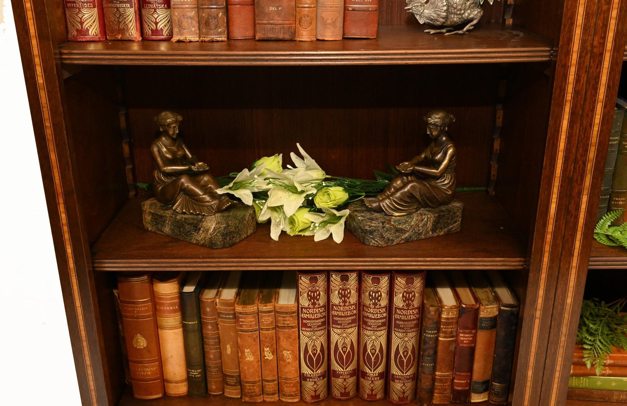 Regency-Bücherregal mit offener Front aus Mahagoni und Sheraton-Intarsien im Zustand „Gut“ im Angebot in Potters Bar, GB