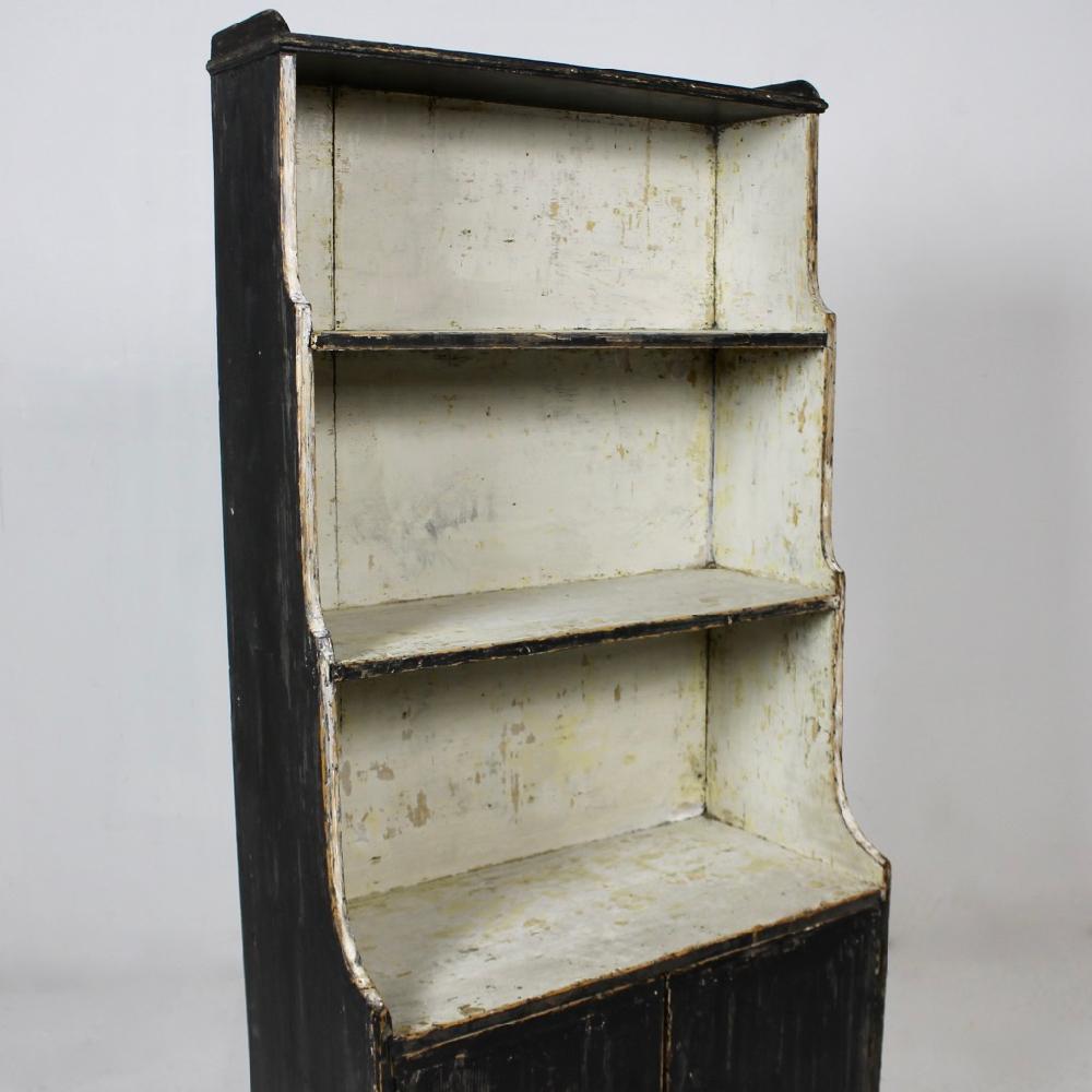 Regency Original Painted Pine Waterfall Bookcase In Good Condition In Shustoke, GB