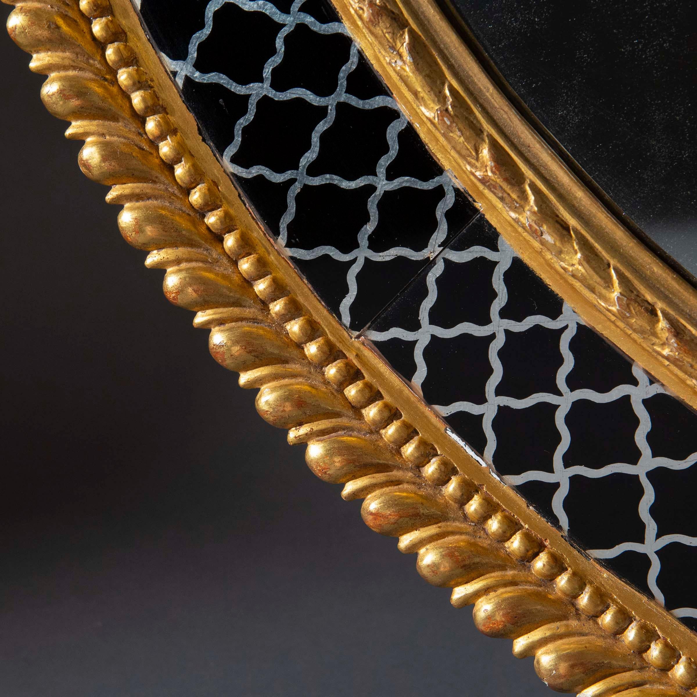Grand miroir mural ovale de la période George III - début de la Régence, dans un élégant cadre en bois doré avec une bordure en verre peint à l'envers (Eleg),
Anglais, vers 1800

Pourquoi nous l'aimons
Un miroir merveilleusement décoratif de grandes