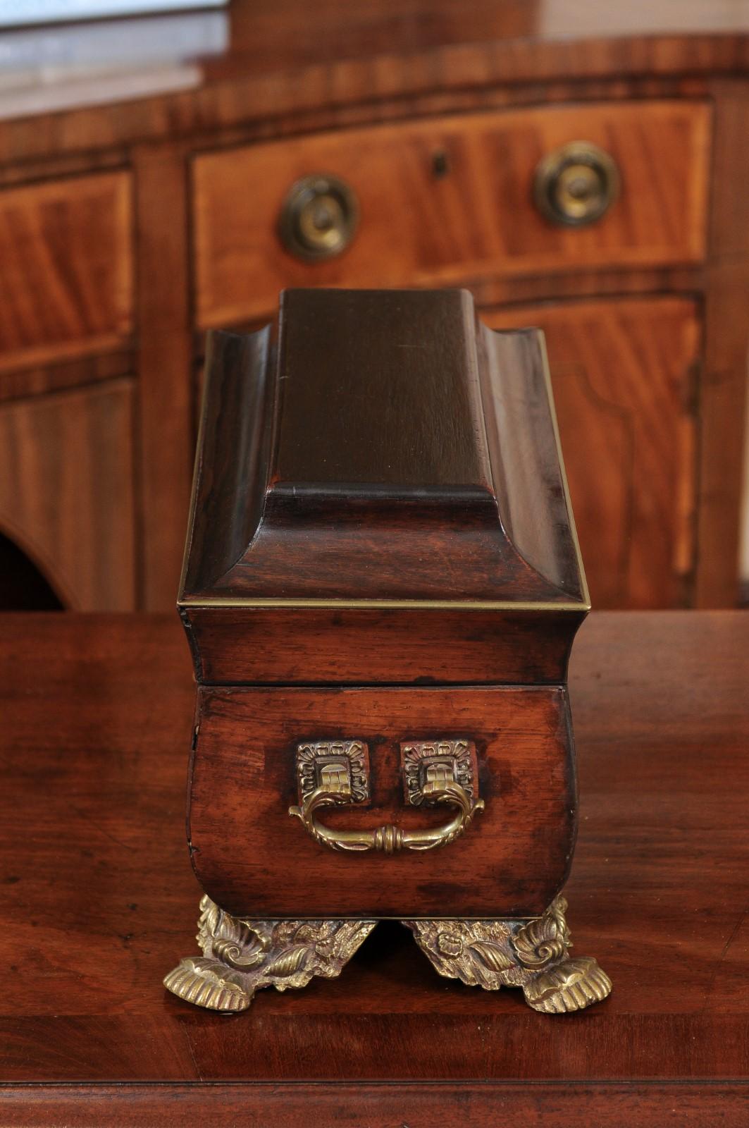 Boîte à ouvrage de style Régence en forme de pagode avec pieds et incrustations en laiton, début du 19e siècle, Angleterre en vente 1