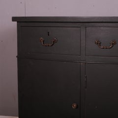 Buffet Regency peint avec façade en arc de cercle